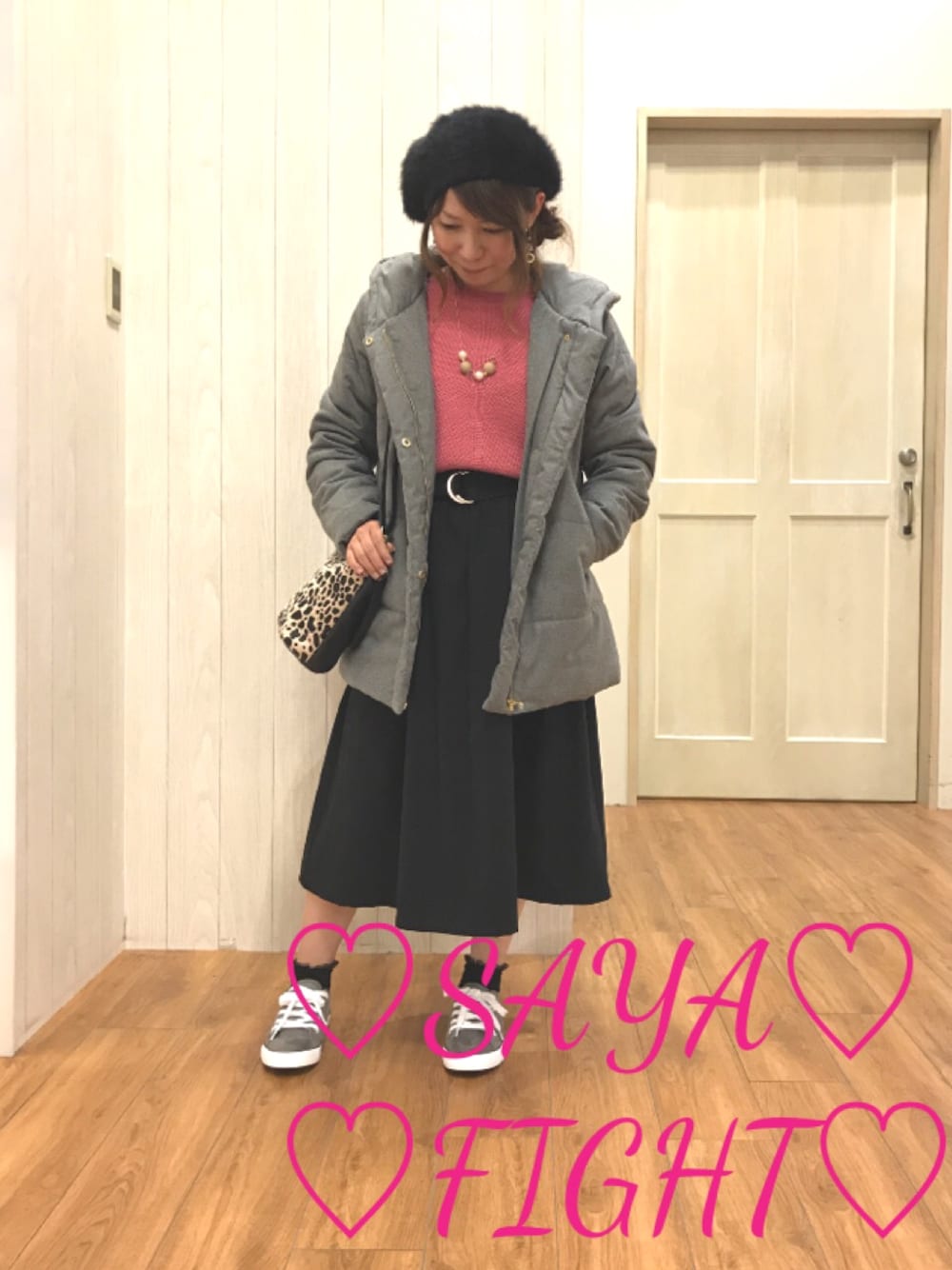 グレー系のジャケット/アウター、ピンク系のニット/セーター、ブラック系のスカートを着用したレディースの秋コーディネートの1枚目の写真