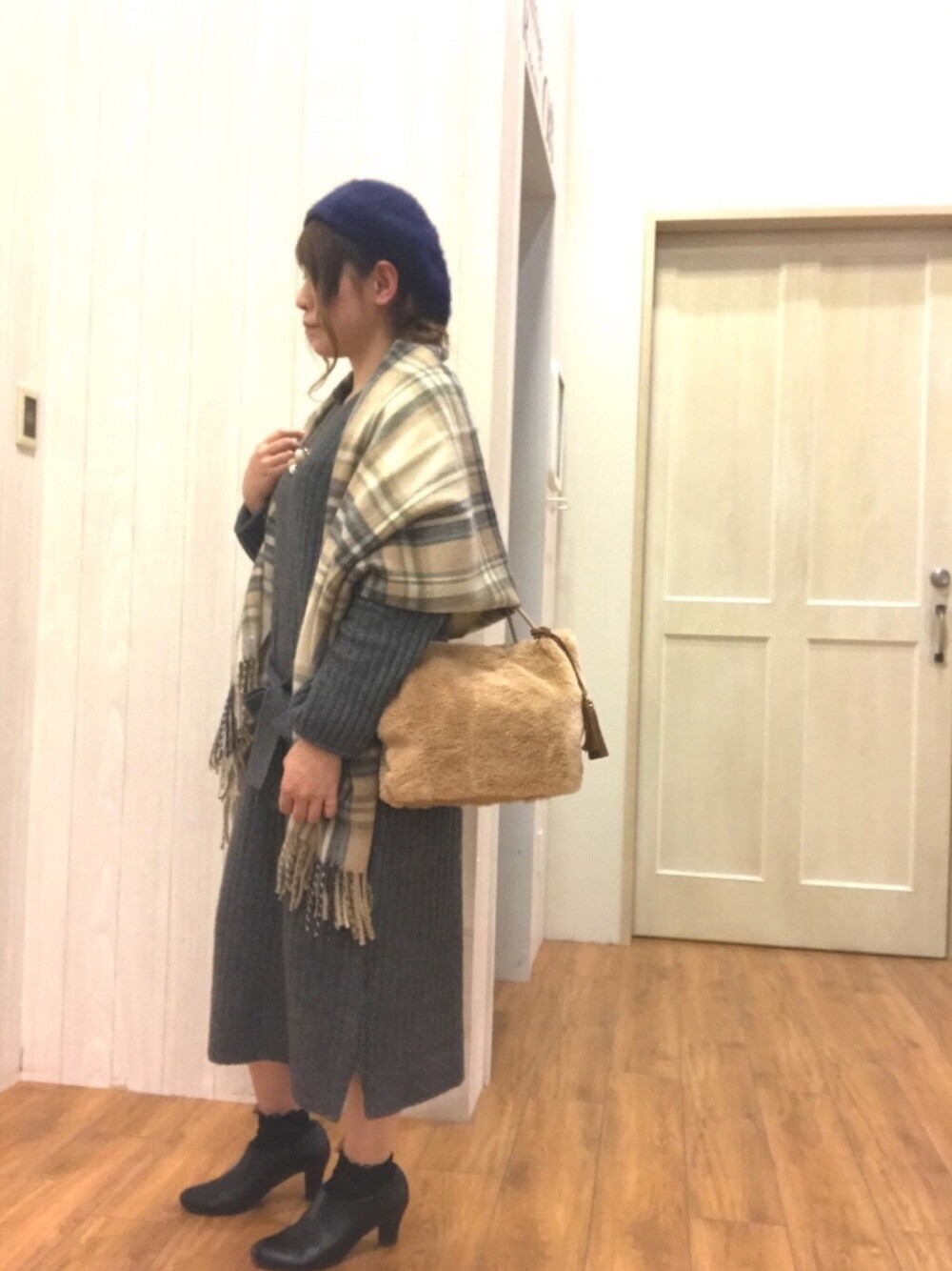 グレー系のワンピース/ドレス、ベージュ系のトートバッグ、ブラック系のブーツを着用したレディースの秋コーディネートの1枚目の写真