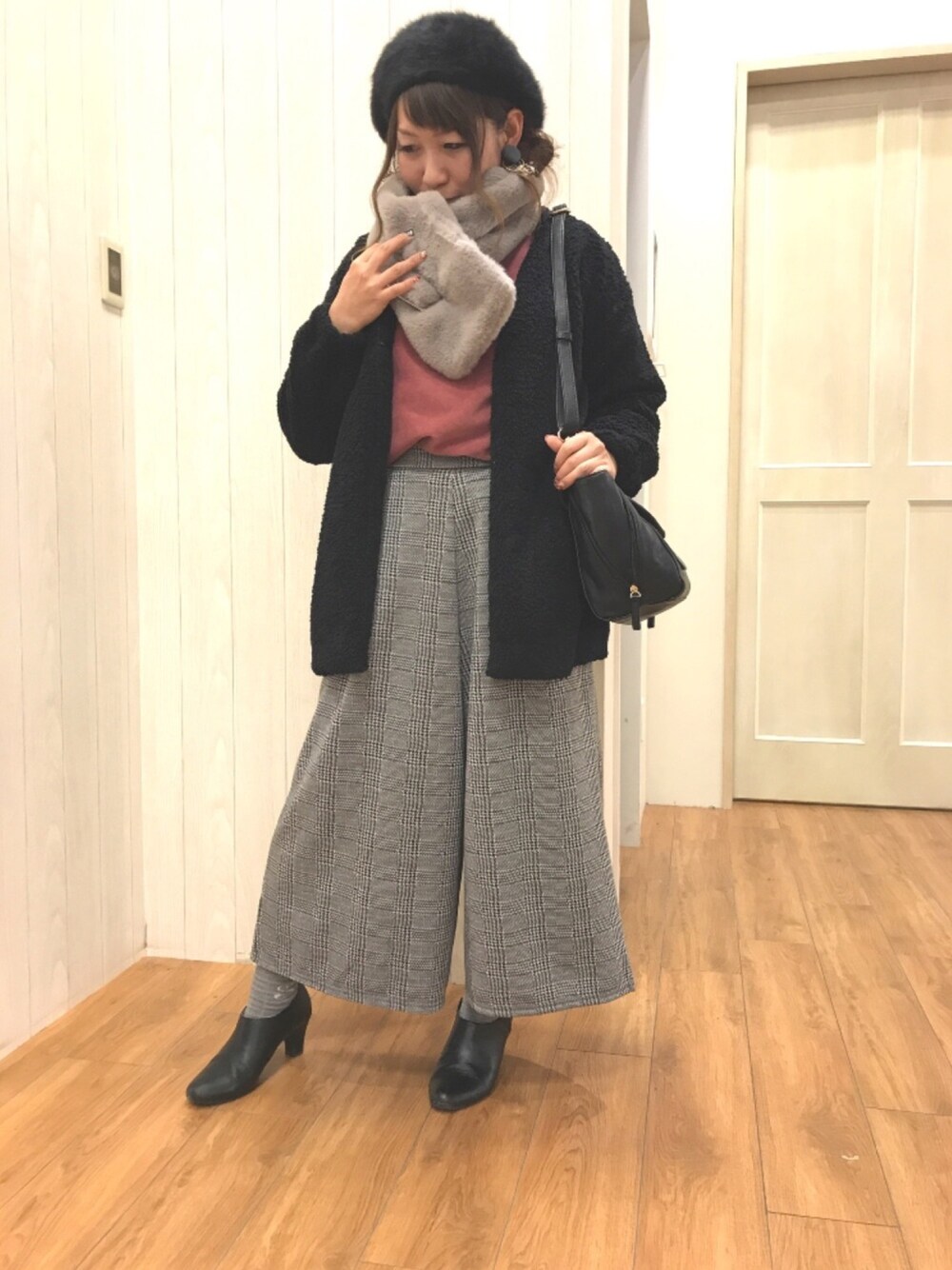 ブラック系のノーカラージャケット、ピンク系のTシャツ/カットソー、ブラック系のハンドバッグを着用したレディースの冬コーディネートの1枚目の写真