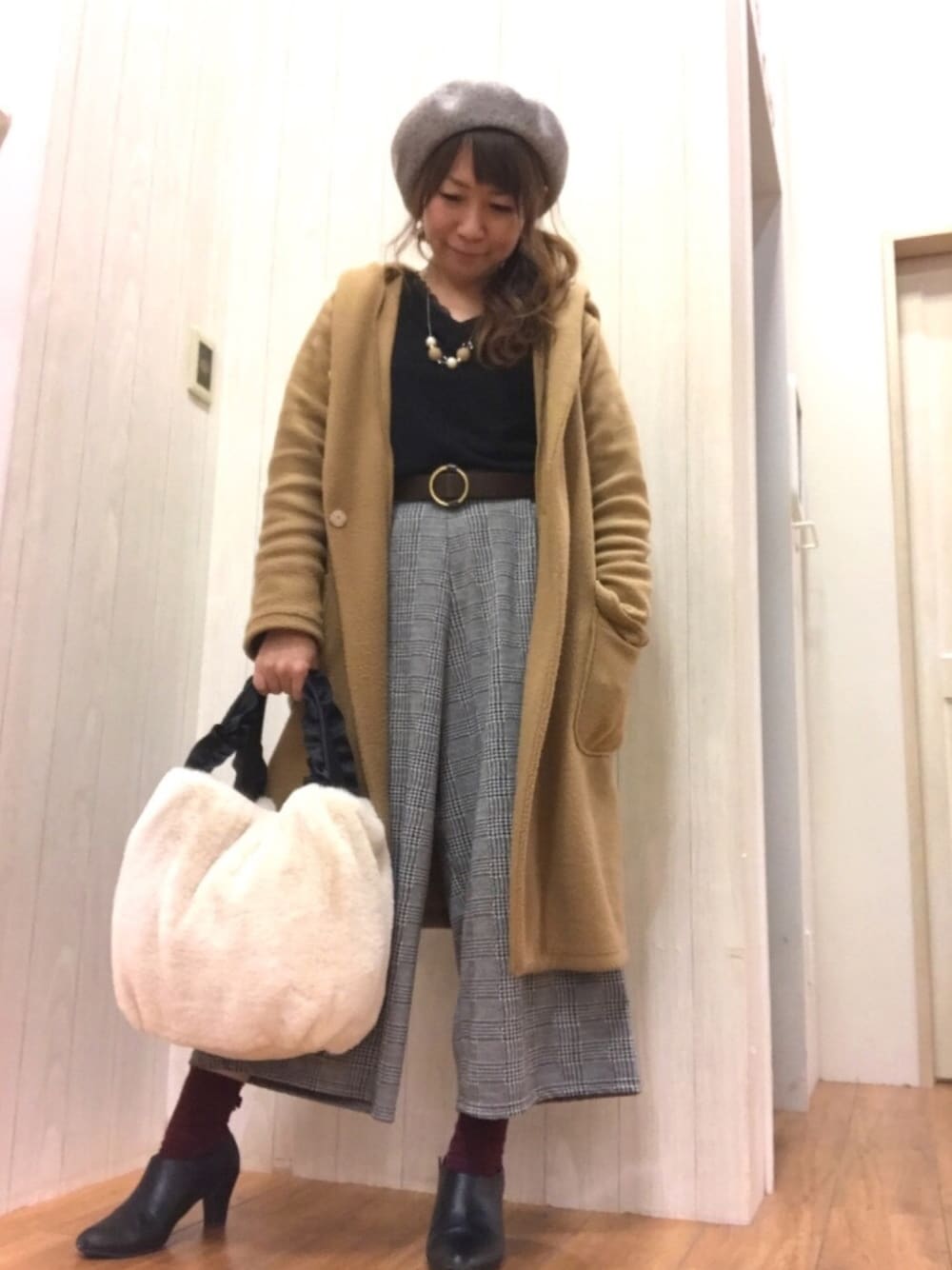 ブラウン系のジャケット/アウター、ブラック系のニット/セーター、ブラック系のパンツを着用したレディースの冬コーディネートの1枚目の写真