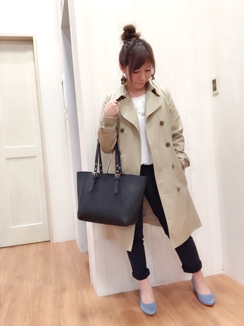 ベージュ系のトレンチコート、ホワイト系のシャツ/ブラウス、ブルー系のその他パンツを着用したレディースの春コーディネートの1枚目の写真