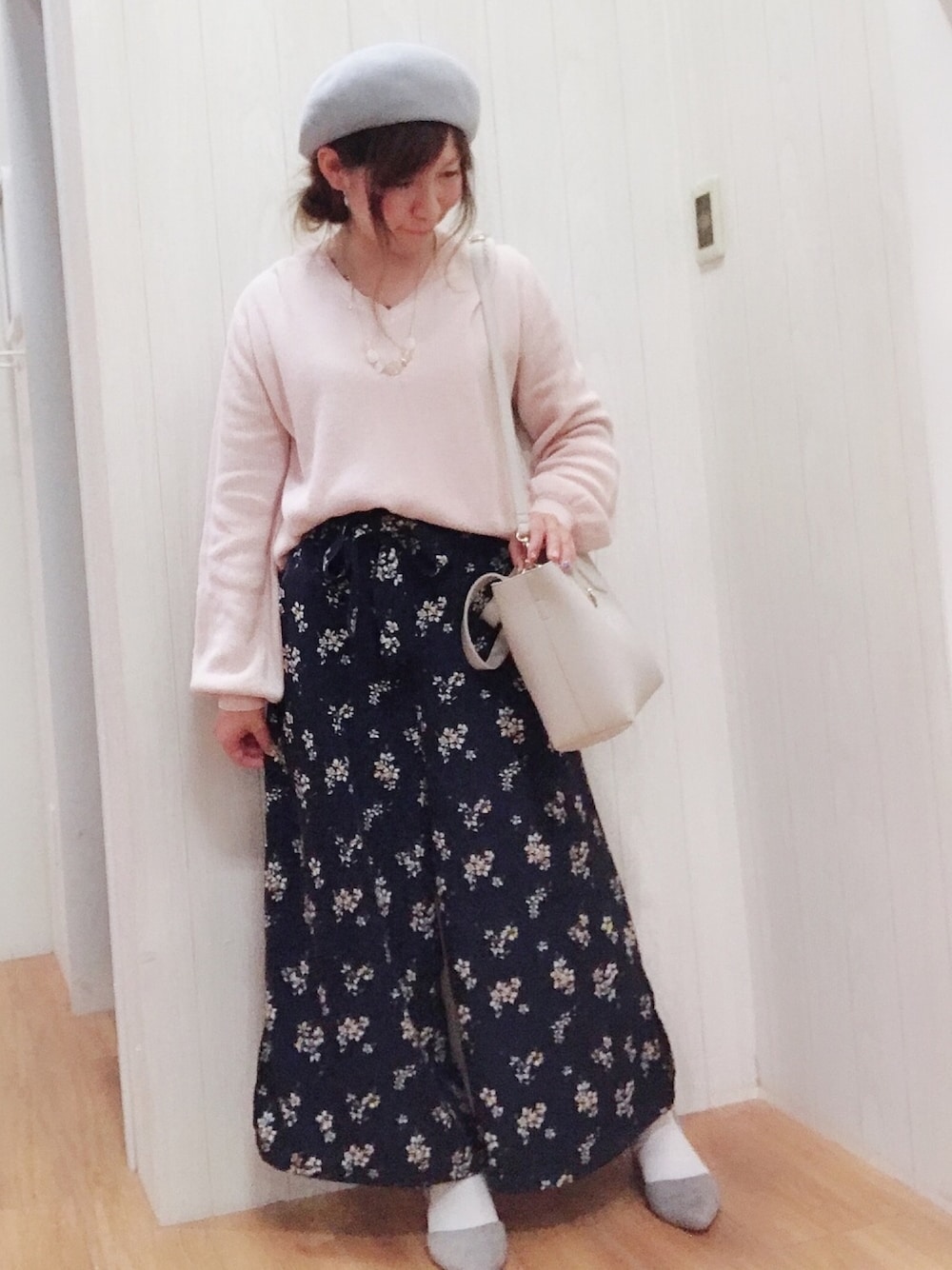 ピンク系のニット/セーター、ホワイト系のトートバッグ、ブルー系のその他パンツを着用したレディースの春コーディネートの1枚目の写真