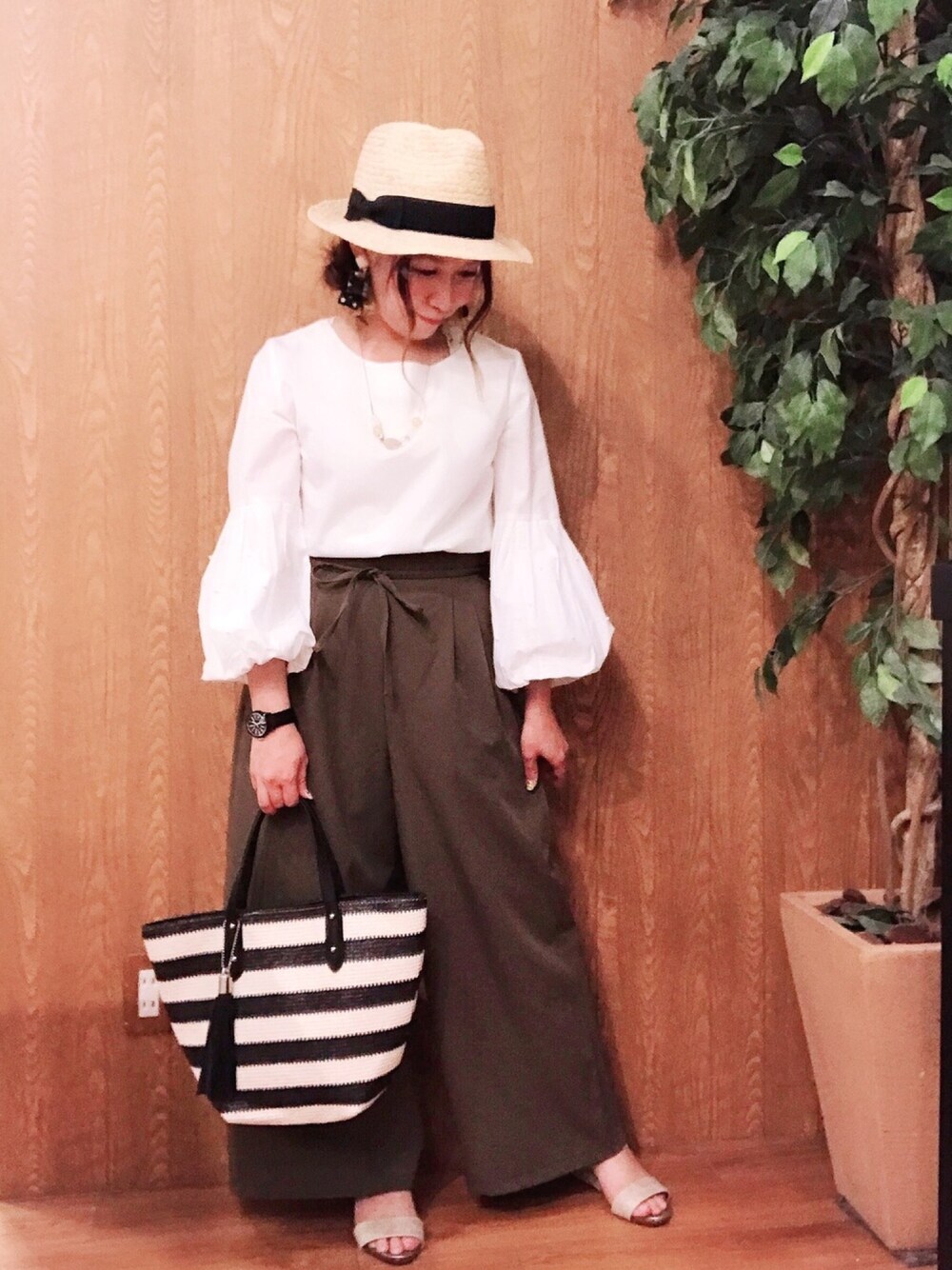 ホワイト系のシャツ/ブラウス、グリーン系のその他パンツ、ブラック系のトートバッグを着用したレディースの春コーディネートの1枚目の写真