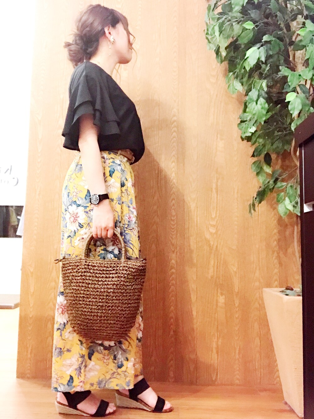 ブラック系のTシャツ/カットソー、イエロー系のパンツ、ブラウン系のトートバッグを着用したレディースの夏コーディネートの1枚目の写真