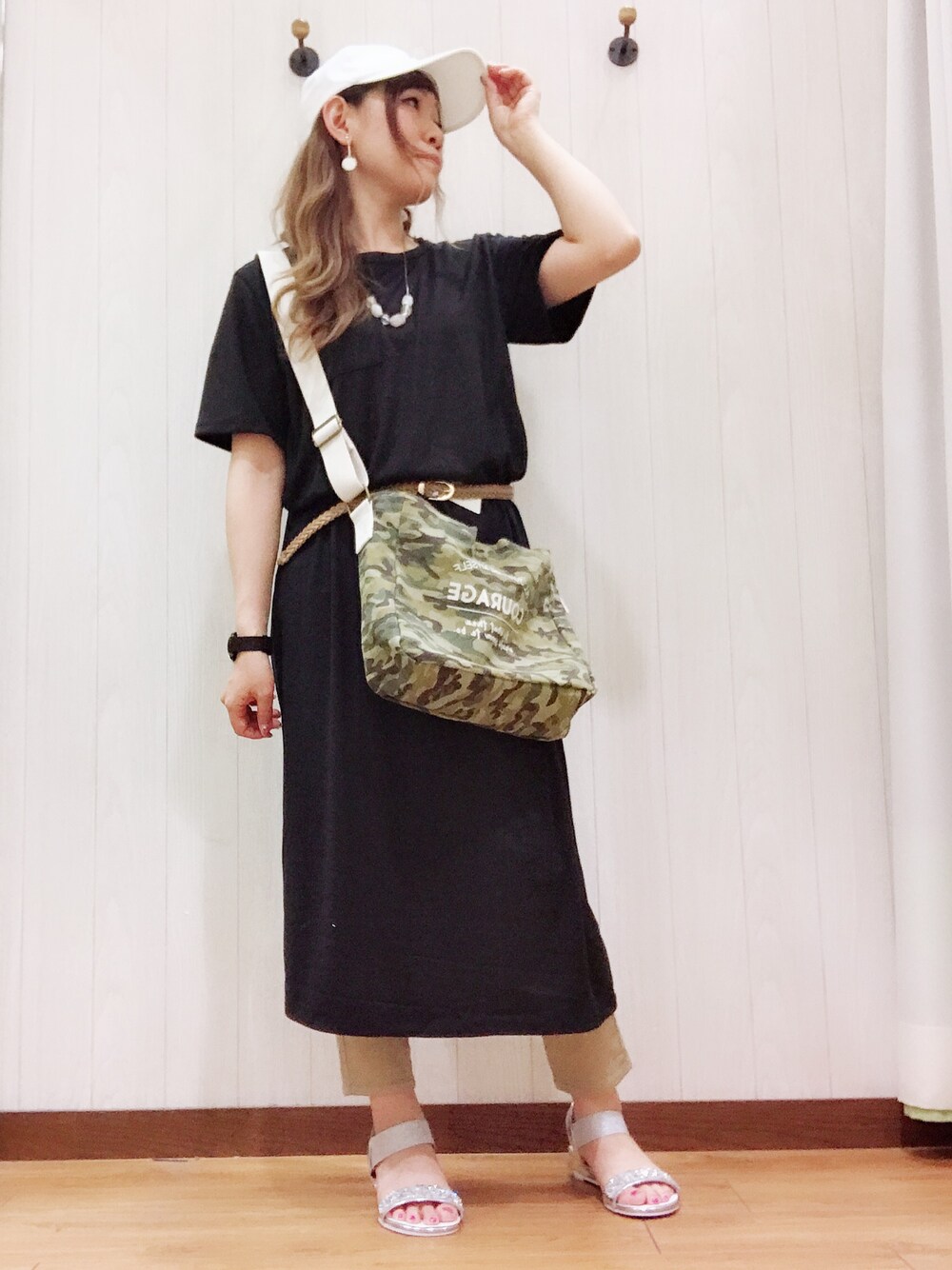 ブラック系のワンピース、グリーン系のトートバッグ、ベージュ系のその他パンツを着用したレディースの夏コーディネートの1枚目の写真