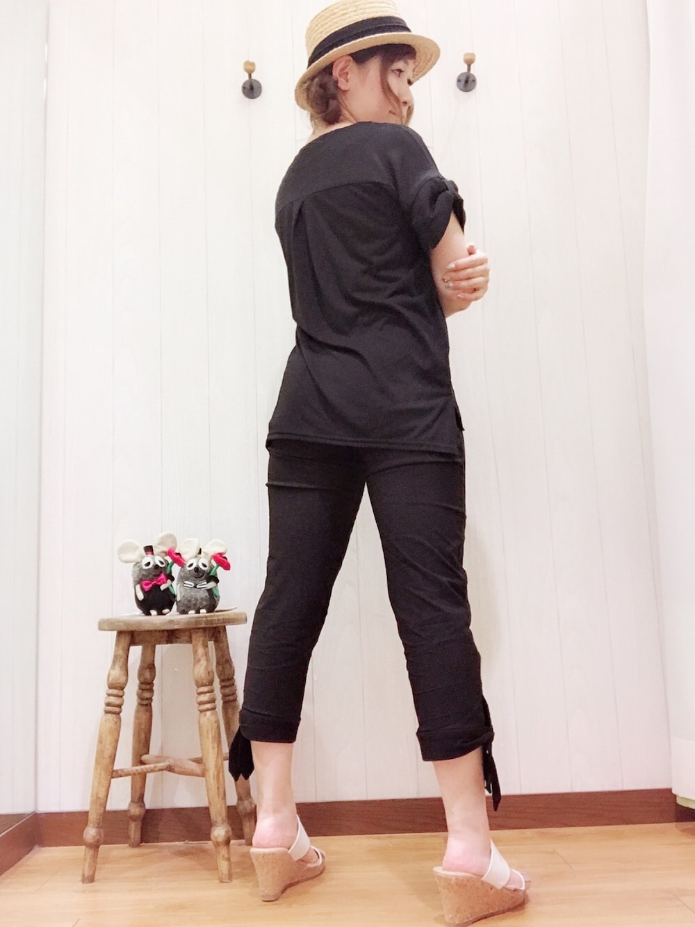 ブラック系のTシャツ/カットソー、ブラック系のその他パンツ、ホワイト系のサンダルを着用したレディースの夏コーディネートの1枚目の写真