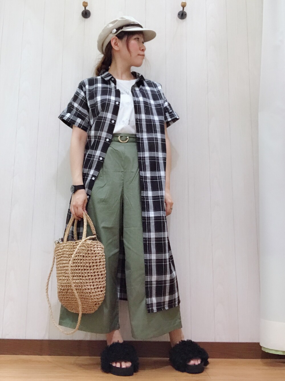 ホワイト系のワンピース、ホワイト系のTシャツ/カットソー、グリーン系のパンツを着用したレディースの夏コーディネートの1枚目の写真