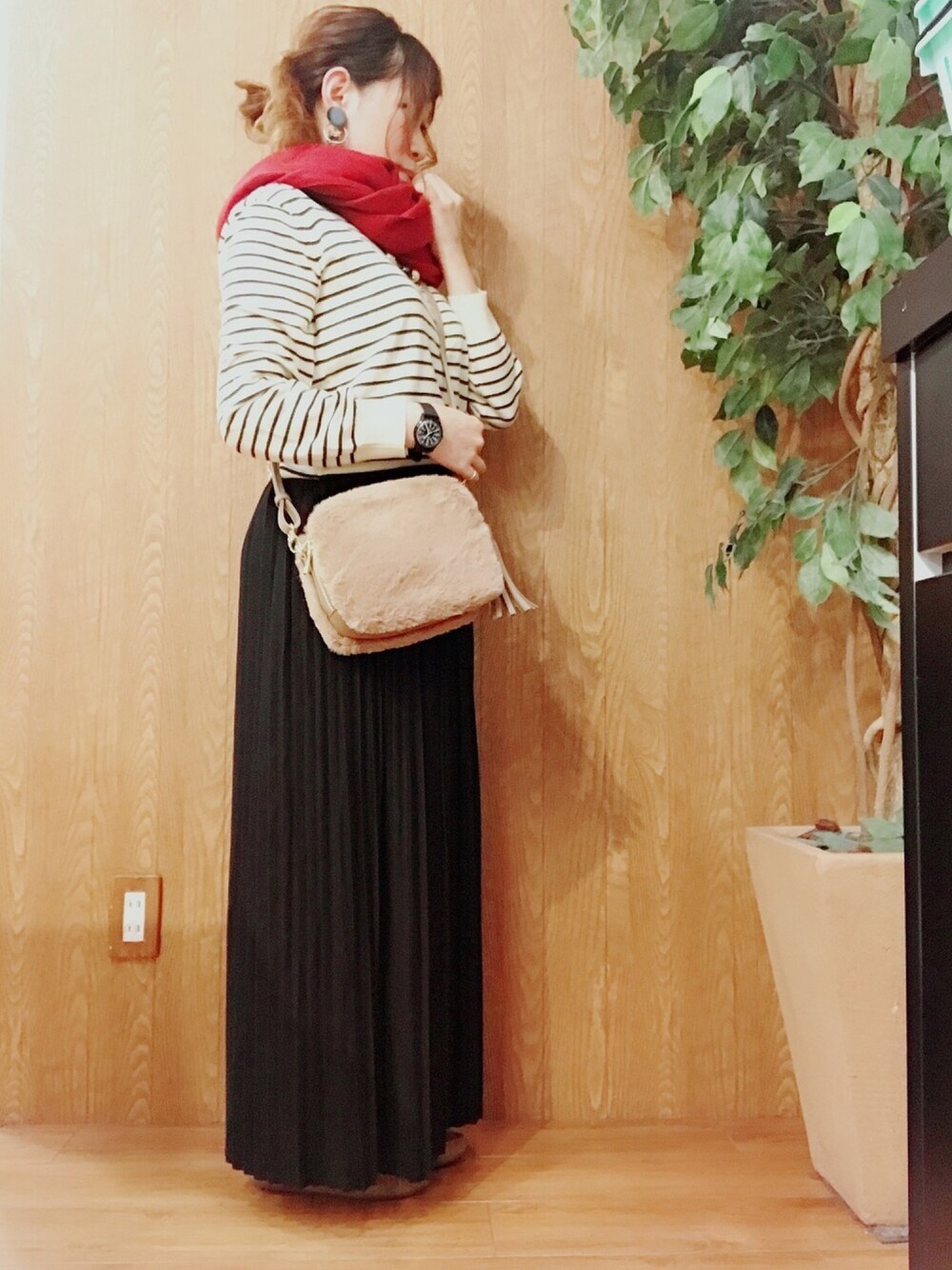 ブラック系のトップス、ブラック系のその他パンツ、ベージュ系のショルダーバッグを着用したレディースの秋コーディネートの1枚目の写真