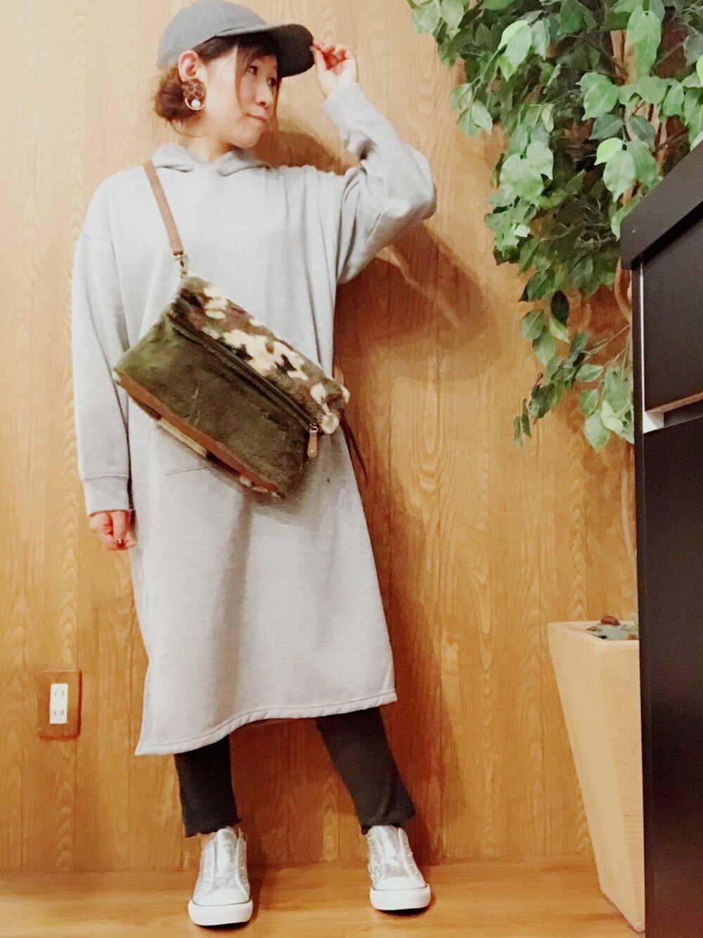 グレー系のワンピース/ドレス、グリーン系のショルダーバッグ、グレー系のその他パンツを着用したレディースの秋コーディネートの1枚目の写真