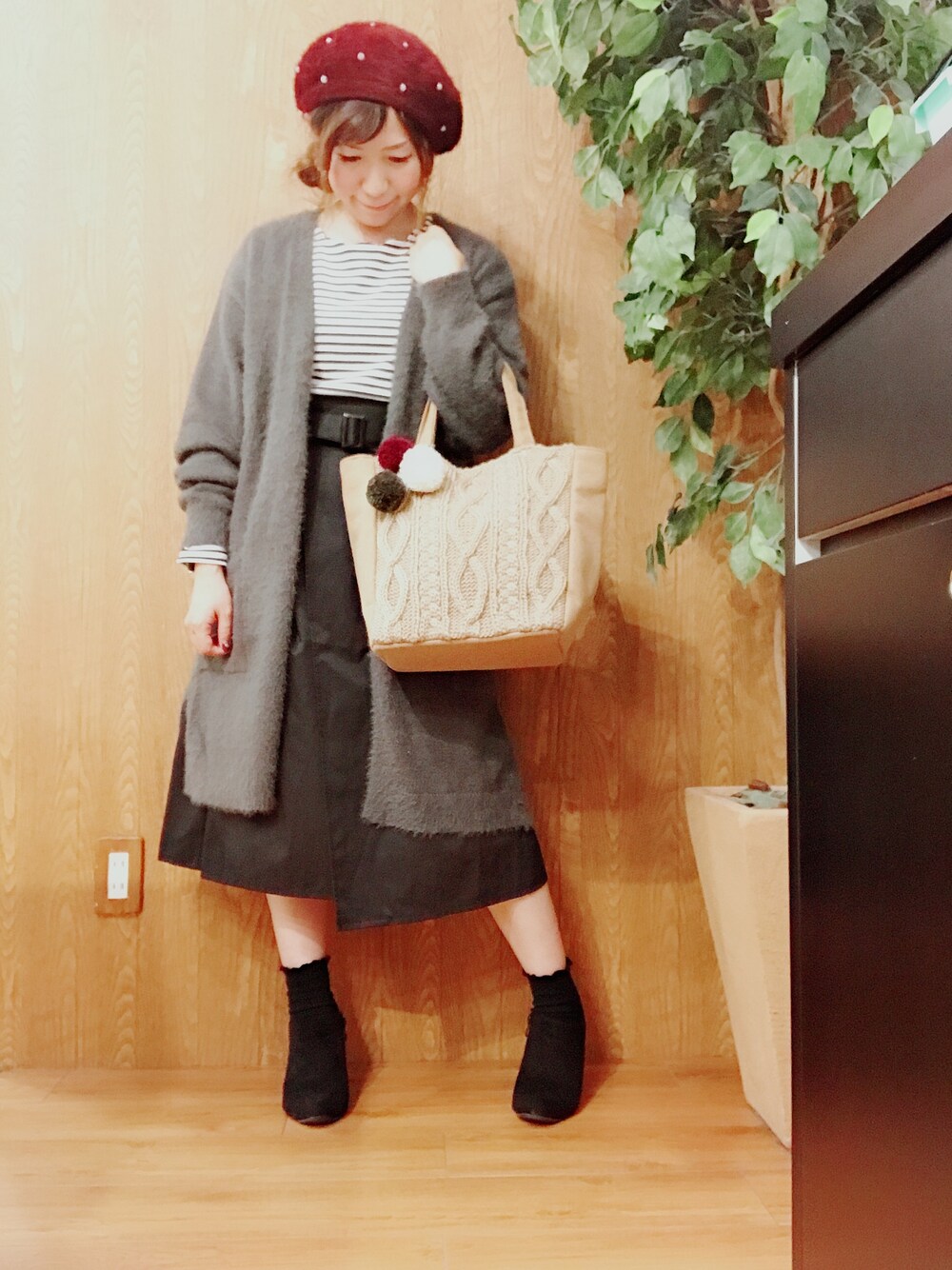 グレー系のカーディガン/ボレロ、ブラック系のTシャツ/カットソー、ブラック系のスカートを着用したレディースの秋コーディネートの1枚目の写真