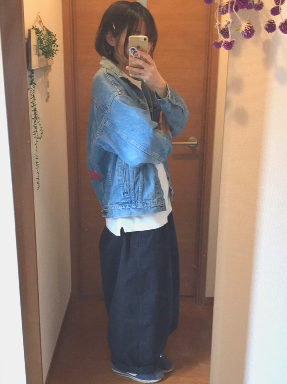 「ミニマリストのワードローブ、古着、サーカスパンツ」｜「Levi'sのアイテム（デニムジャケット、ブルー系）」を使った、zoo @minimalさん（レディース・158cm）の春コーディネートの1枚目の写真