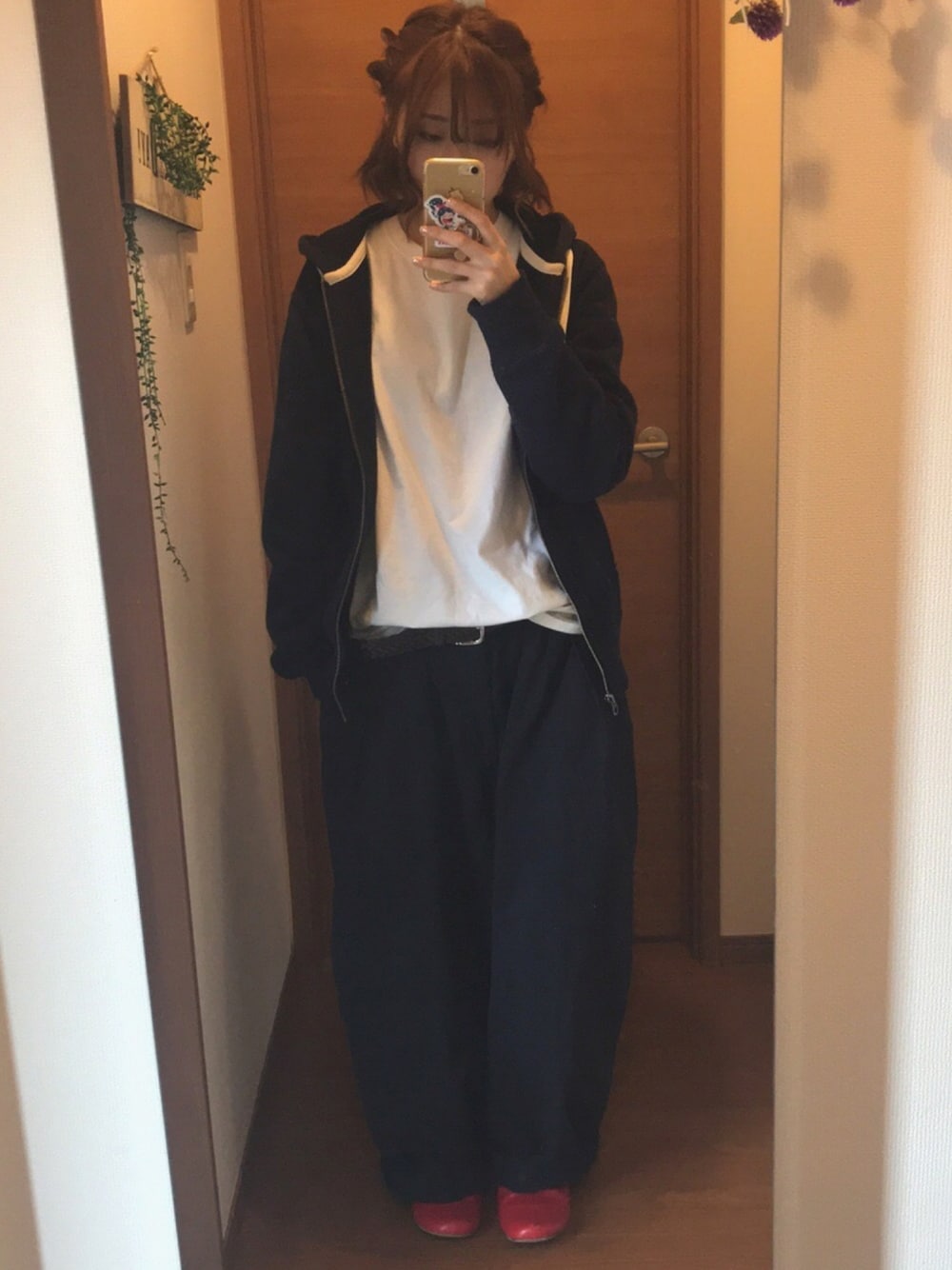 「ミニマリストのワードローブ、古着、サーカスパンツ」｜「POLO RALPH LAURENのアイテム（パーカー、ブルー系）」を使った、zoo @minimalさん（レディース・158cm）の春コーディネートの1枚目の写真