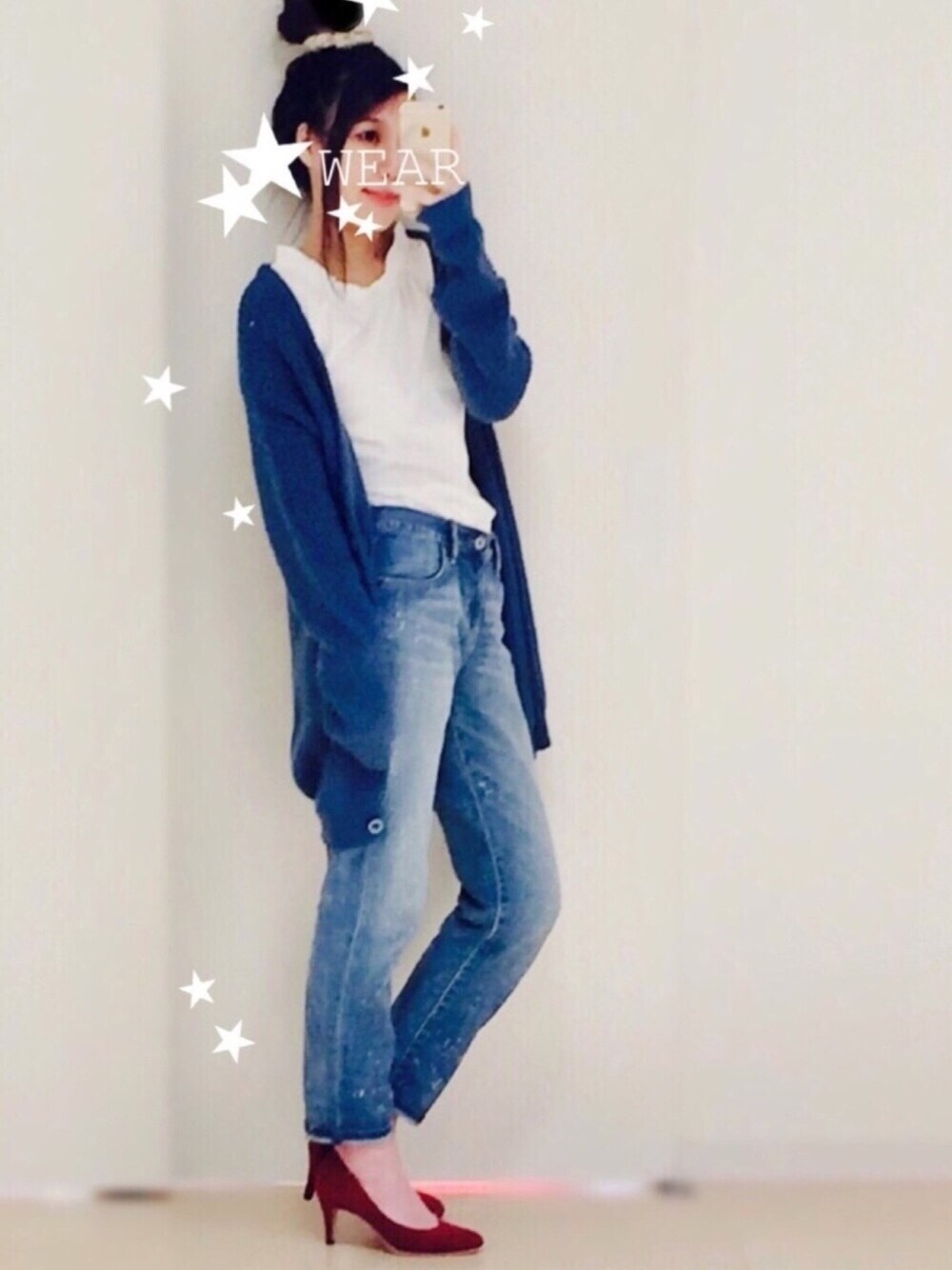 ホワイト系のTシャツ/カットソー、ブルー系のカーディガン/ボレロ、ブルー系のデニムパンツを着用したレディースの冬コーディネートの1枚目の写真
