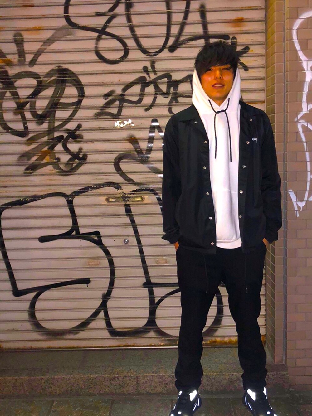 「おしゃれさんと繋がりたい、スニーカーコーデ、オーバーサイズ、春アウター、ブラック、いいね、save、フォローお願いします🤑、ストリートコーデ、黒コーデ、はるコーデ、yeezyboost」｜「ZARAのアイテム（パンツ、ブラック系）」を使った、shunさん（メンズ・178cm）の春コーディネートの1枚目の写真