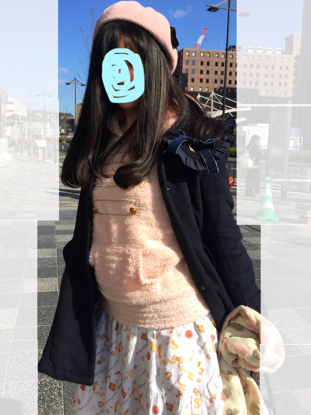 「髪切った、サロン帰り、ベレー帽、甘すぎないコーデ、紺、カジュアル、カジュアルガーリー、カジュアルコーデ、冬」｜「axes femmeのＡラインセーラーカラーコート（ダッフルコート、ブルー系）」を使った、manaca*さん（レディース・168cm）の春コーディネートの1枚目の写真