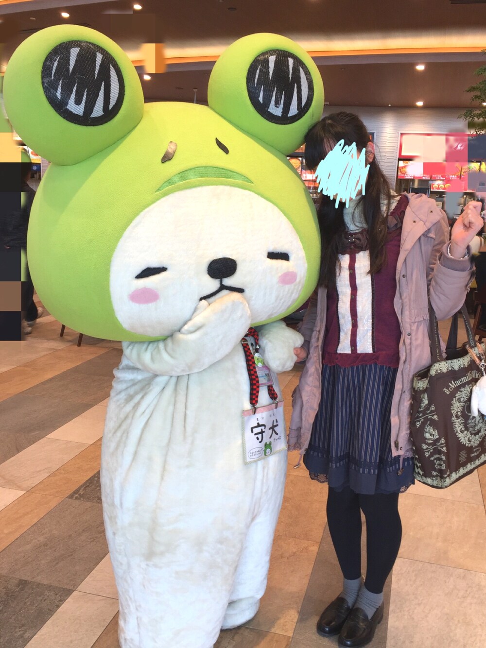 「アクシーズファム、axes femme、冬、ドライブ、休日スタイル、ローファー、タイツ×靴下、カジュアル、スカート」｜「axes femmeのリボンデザインプルオーバー（Tシャツ/カットソー、レッド系）」を使った、manaca*さん（レディース・168cm）の春コーディネートの1枚目の写真