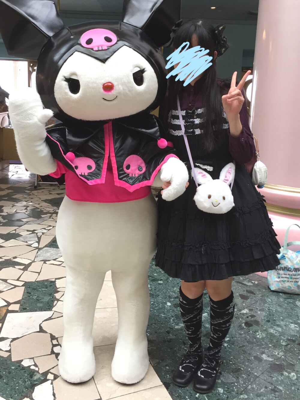 「休日スタイル、ロリータ、lolita、黒ロリ、リボン、お休みコーデ、黒、シック、ロングヘア」｜「Angelic Prettyのアイテム（ワンピース/ドレス、ブラック系）」を使った、manaca*さん（レディース・168cm）の春コーディネートの1枚目の写真