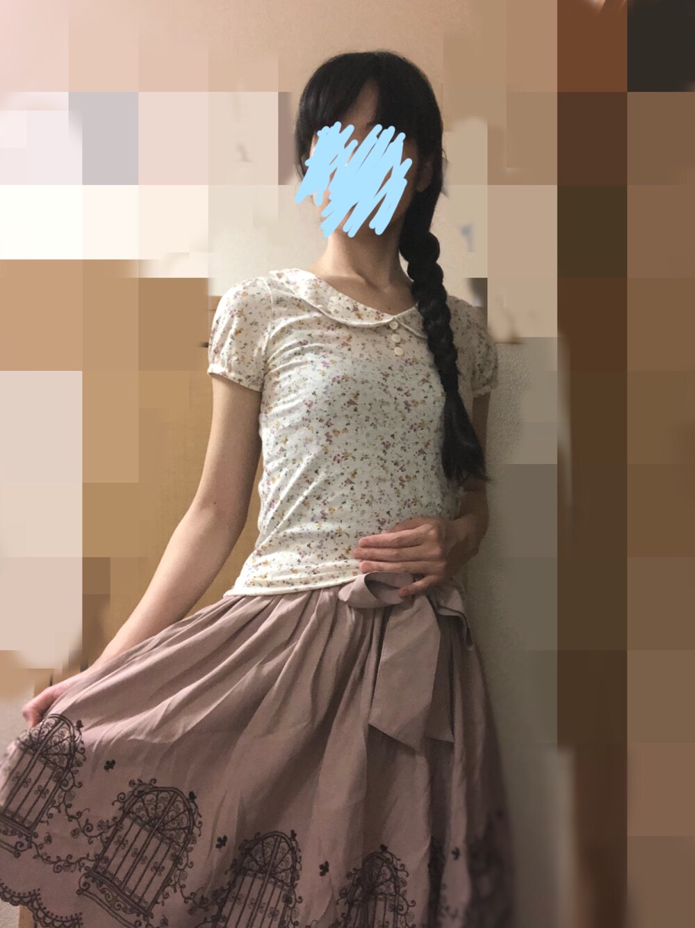 「キレイ目、夏コーデ、大人ガーリー、大人カジュアル、花柄トップス、ピンクスカート、三つ編み、カジュアル、通勤着」｜「axes femmeの窓柄刺繍入りミドルスカート（スカート、ピンク系）」を使った、manaca*さん（レディース・168cm）の夏コーディネートの1枚目の写真