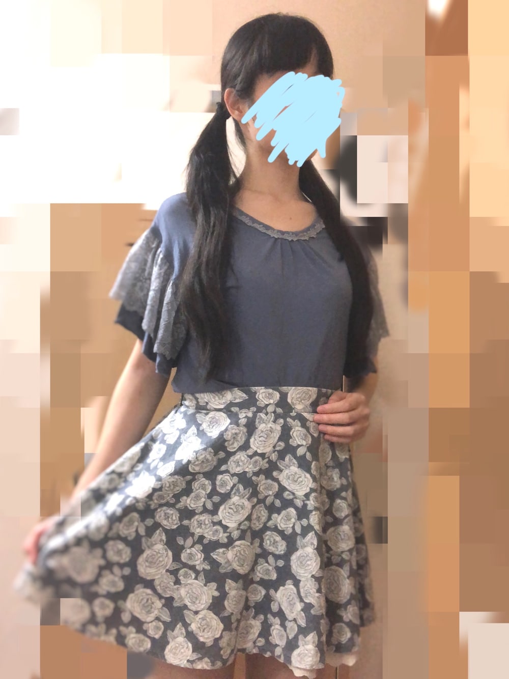「夏のワントーンコーデ、夏コーデ、夏、ワントーンコーデ、花柄、フリル、花柄スカート、青、カジュアル」｜「Momoのアイテム（スカート、ブルー系）」を使った、manaca*さん（レディース・168cm）の夏コーディネートの1枚目の写真