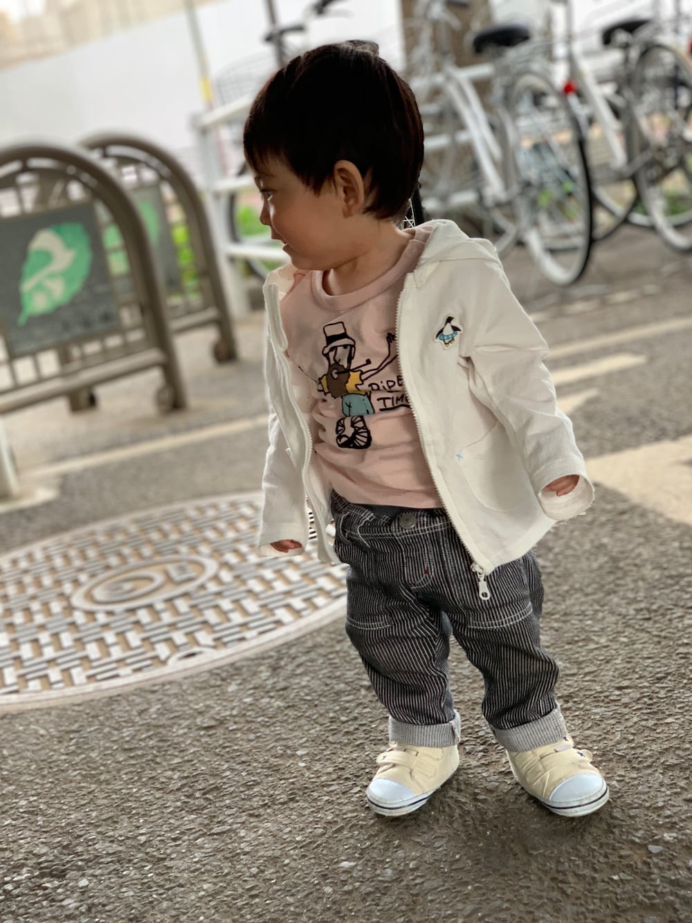 「おとこのこ、男の子のピンク、1歳、シンプルコーデ」｜「BRANSHESのストレッチツイルウエストリブパンツ（その他パンツ、グレー系）」を使った、SORAさん（キッズ・70cm）の春コーディネートの1枚目の写真