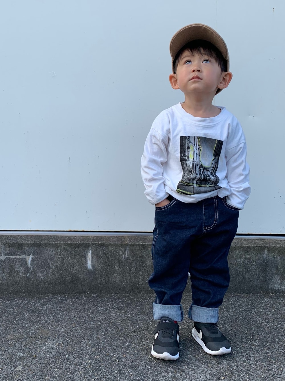 「フォトT、ロンT、白Tシャツ、デニム、テーパードパンツ、スニーカー、ビッグシルエット、ゆったりコーデ、キャップ、DAISO」｜「BRANSHESの【WEB限定】袖口リブ長袖Tシャツ（Tシャツ/カットソー、ホワイト系）」を使った、SORAさん（キッズ・90cm）の秋コーディネートの1枚目の写真
