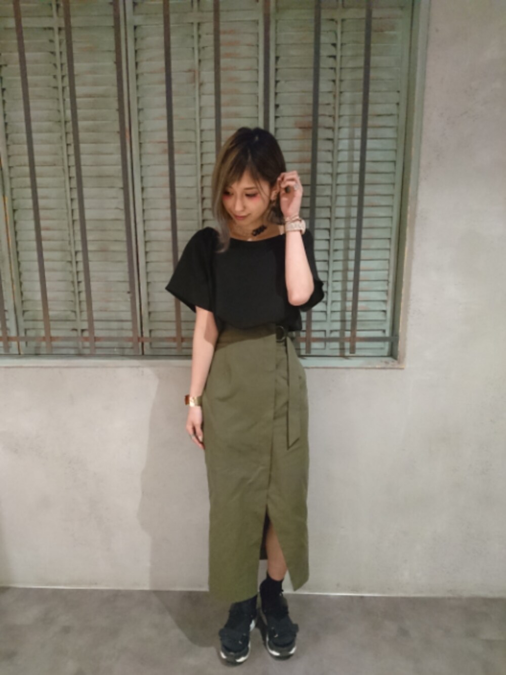 ブラック系のシャツ/ブラウス、グリーン系のスカート、ブラック系のサンダルを着用したレディースの夏コーディネートの1枚目の写真