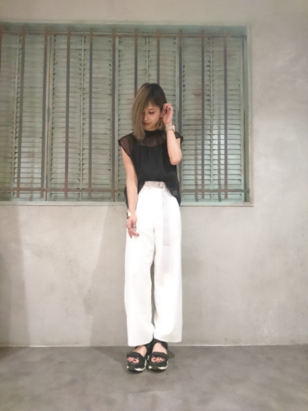 ブラック系のサンダル、ブラック系のTシャツ/カットソー、ホワイト系のその他パンツを着用したレディースの夏コーディネートの1枚目の写真