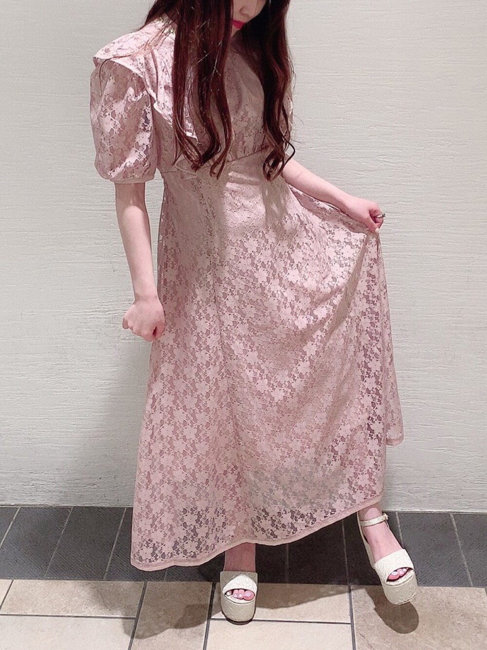 ピンク系のワンピース、ホワイト系のサンダルを着用したレディースの夏コーディネートの1枚目の写真