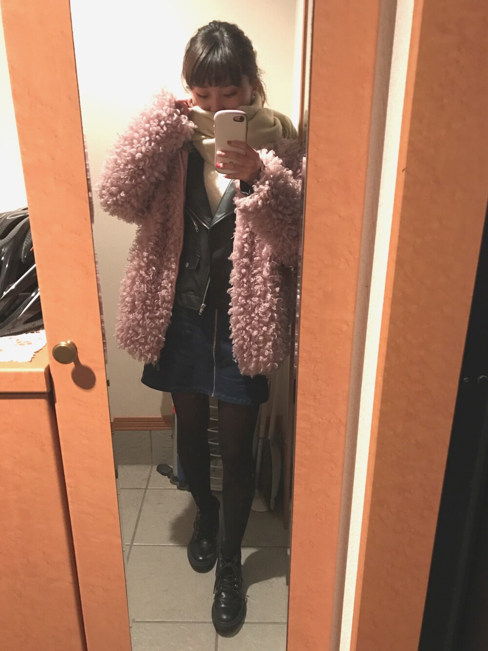 「冬、シンプル、カジュアル、甘辛mix、ohotoro、モコモコアウター、ピンク」｜「FOREVER 21のアイテム（デニムスカート、ブルー系）」を使った、Hitomiさん（レディース・159cm）の冬コーディネートの1枚目の写真