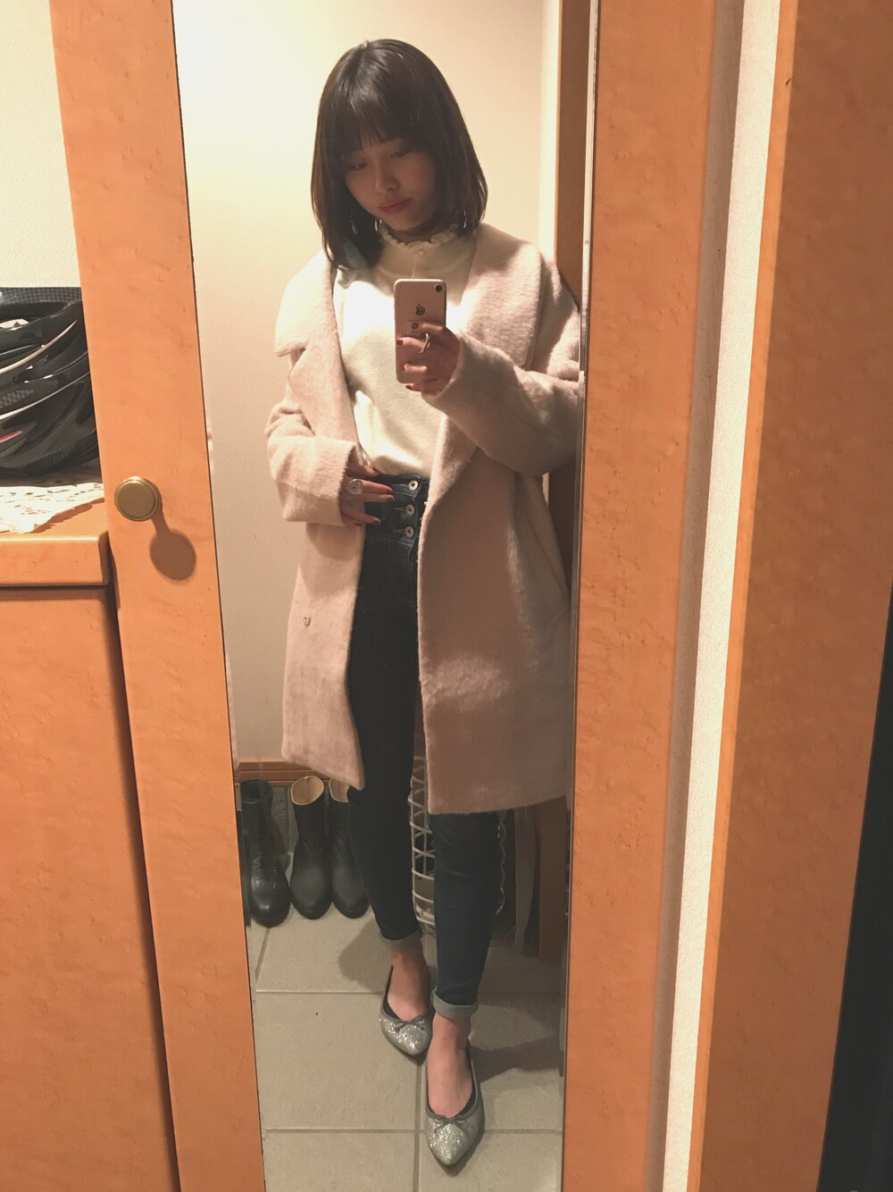 「ootd、winter、カジュアル、カジュアルガーリー、シンプル、肩落としスタイル、pink、denim、スキニーデニム、シルバーシューズ」｜「HeatherのシャギーBIGダブルコート　766191（チェスターコート、ピンク系）」を使った、Hitomiさん（レディース・160cm）の冬コーディネートの1枚目の写真