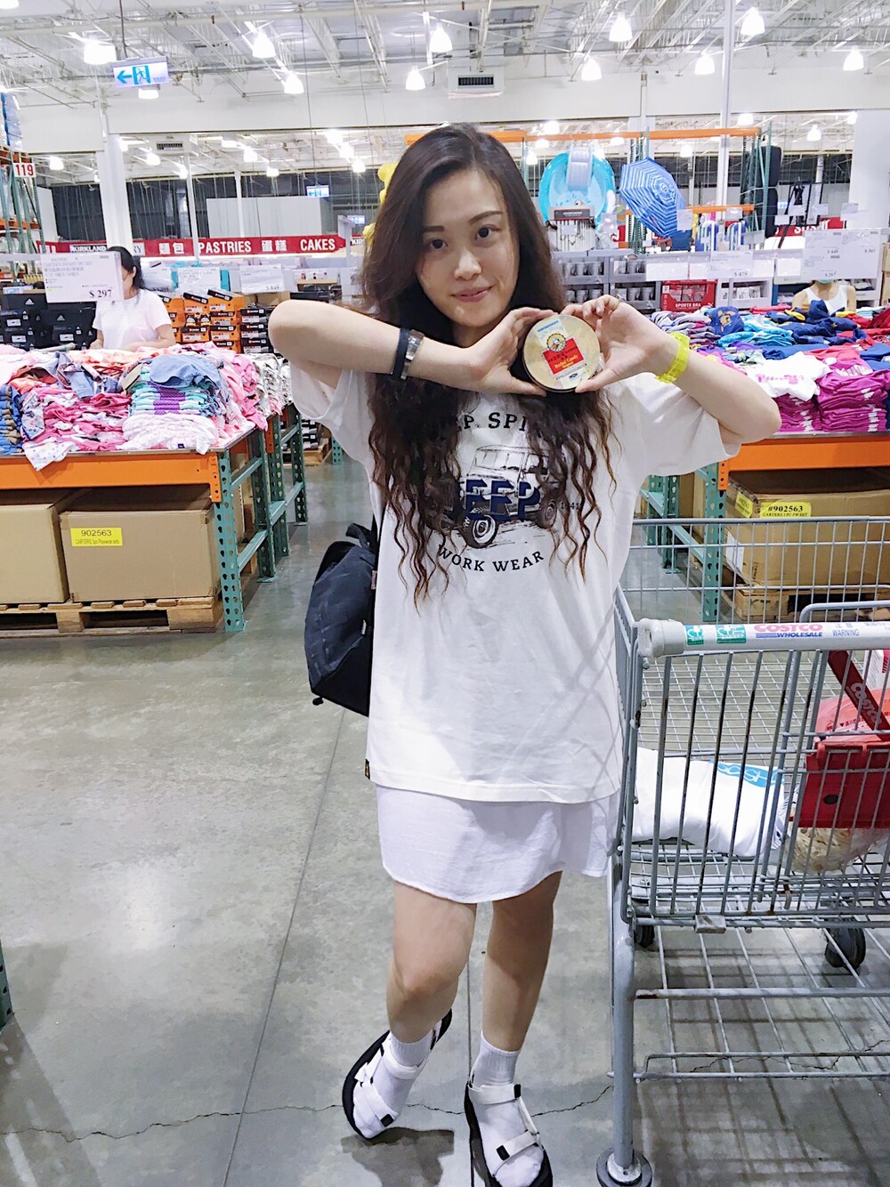 「white、girl、costco」｜「Jeepのアイテム（Tシャツ/カットソー、ホワイト系）」を使った、大衛さん（レディース・161cm）の夏コーディネートの1枚目の写真