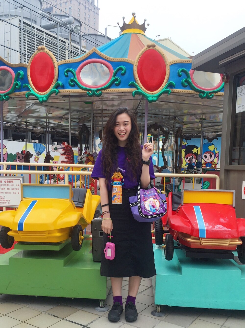 「girl、VINTAGE、90’s、fancy、purple」｜「Disneyのアイテム（ハンドバッグ、パープル系）」を使った、大衛さん（レディース・161cm）の夏コーディネートの1枚目の写真