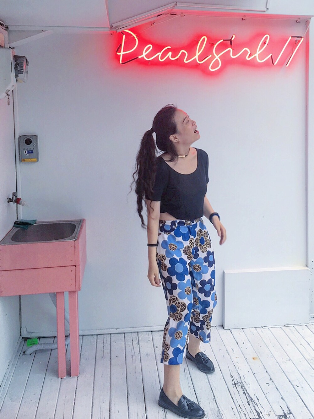 「girl、VINTAGE、90’s」｜「H&Mのアイテム（Tシャツ/カットソー、ブラック系）」を使った、大衛さん（レディース・161cm）の秋コーディネートの1枚目の写真