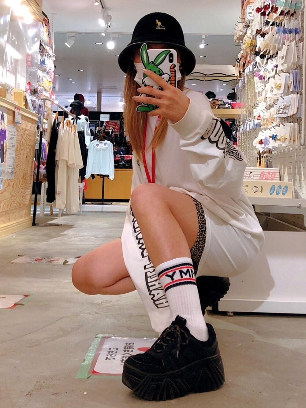 ブラック系のシューズ、ホワイト系のTシャツ/カットソー、その他のその他パンツを着用したレディースの冬コーディネートの1枚目の写真