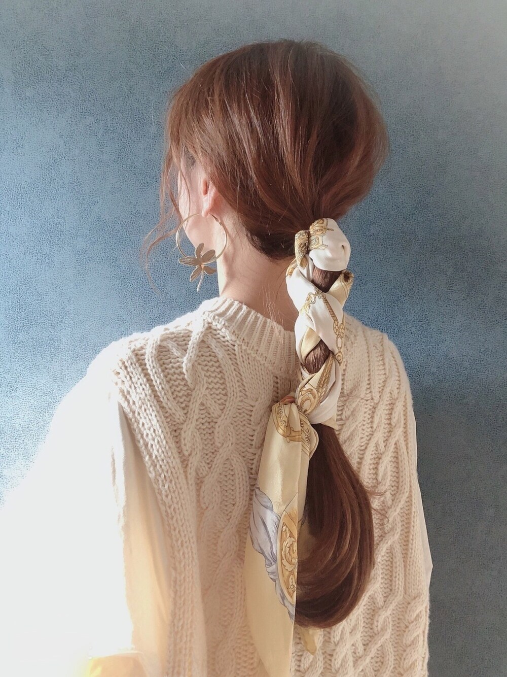イエロー系のその他ヘアアクセサリー、ホワイト系のピアス(両耳用)を着用したレディースの春コーディネートの1枚目の写真