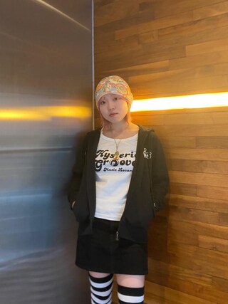 ヒステリックグラマー TEMPTATION GIRL ショート丈パーカー HYSTERIC GLAMOUR（ヒステリックグラマー）の「TEMPTATION GIRL