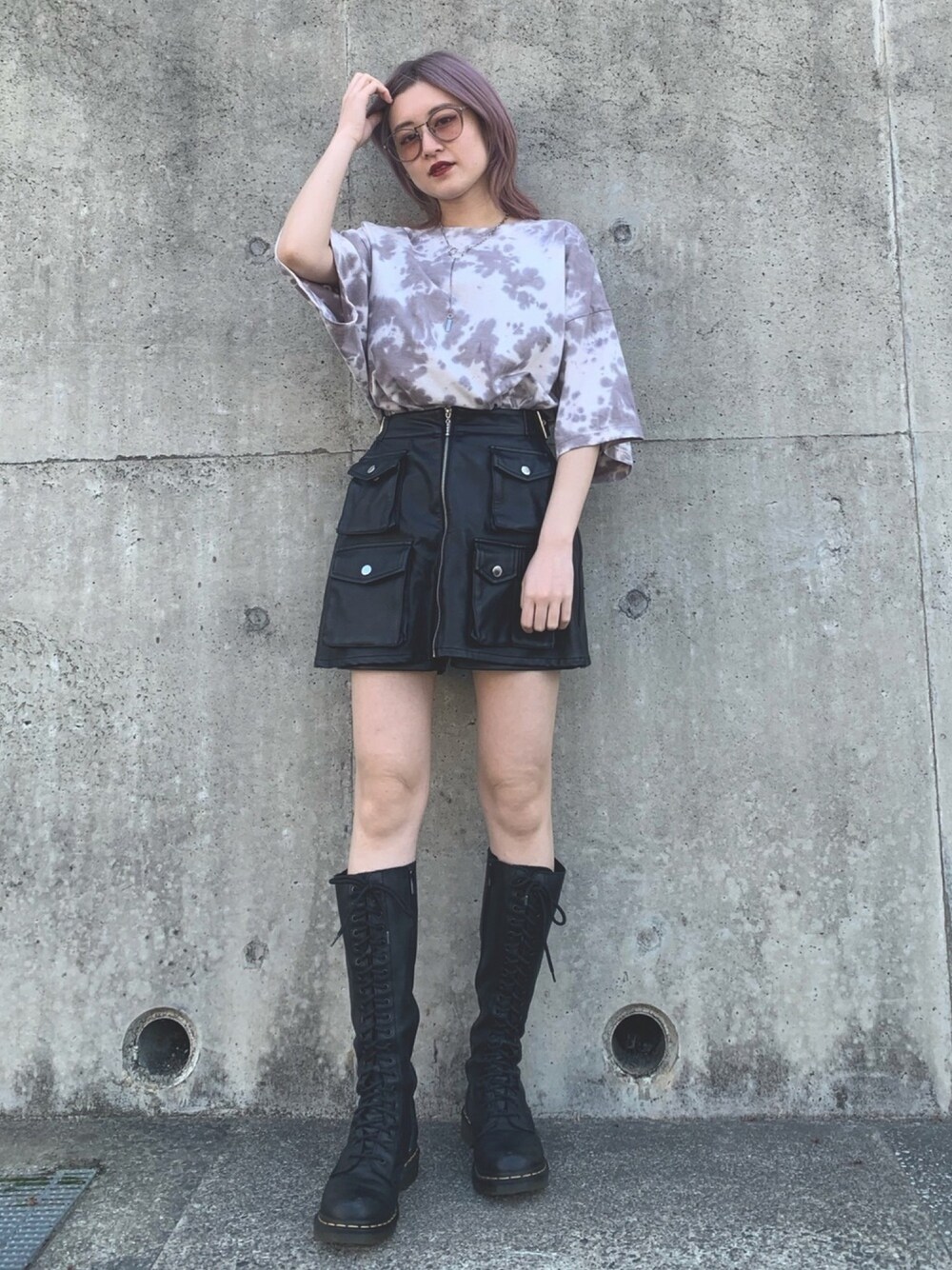 その他のTシャツ/カットソー、ブラック系のその他パンツ、ブラック系のブーツを着用したレディースの春コーディネートの1枚目の写真