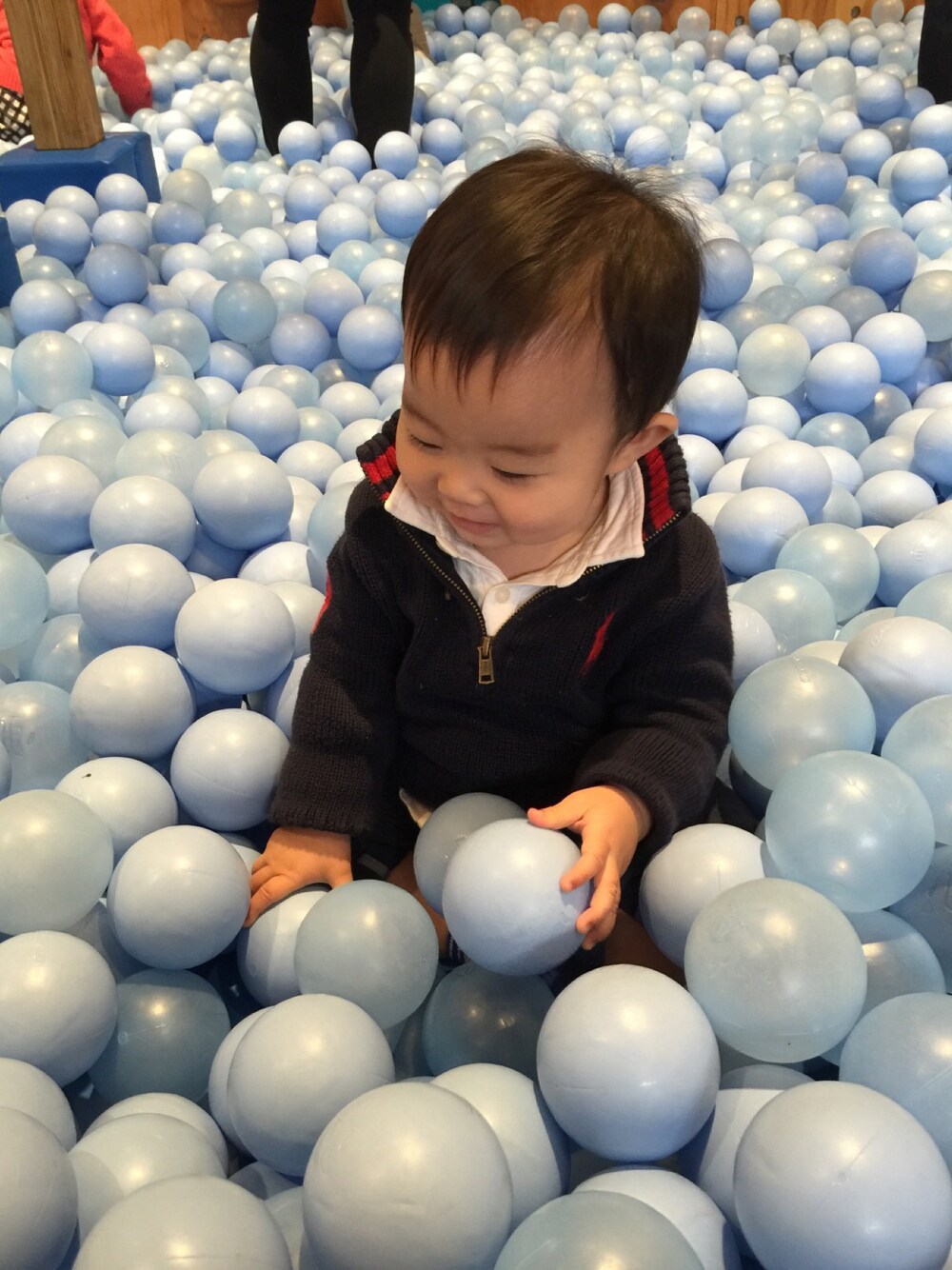 ブルー系のニット/セーターを着用したレディースの秋コーディネートの1枚目の写真