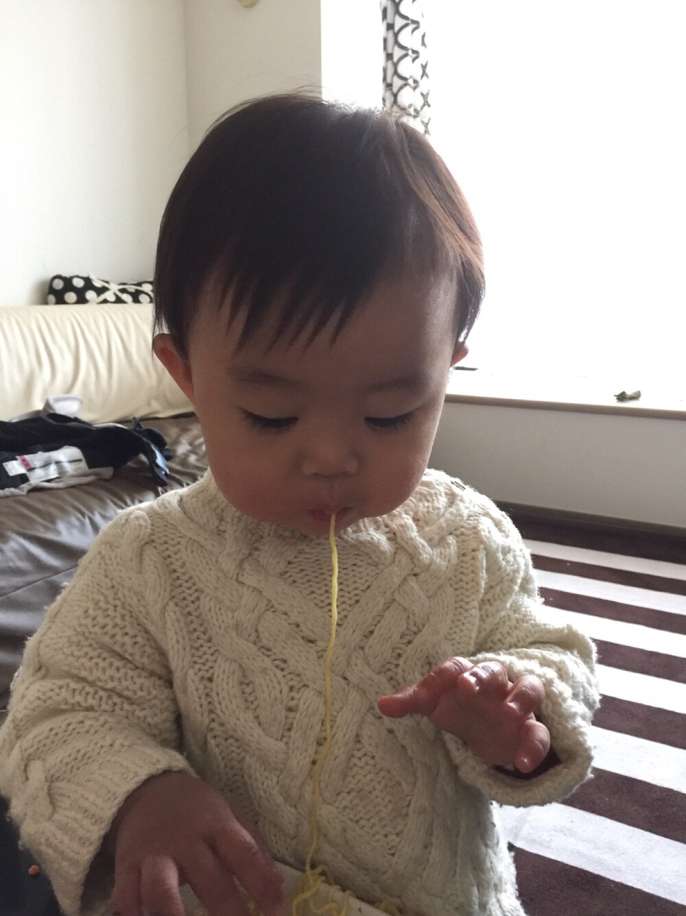 ホワイト系のニット/セーターを着用したレディースの秋コーディネートの1枚目の写真