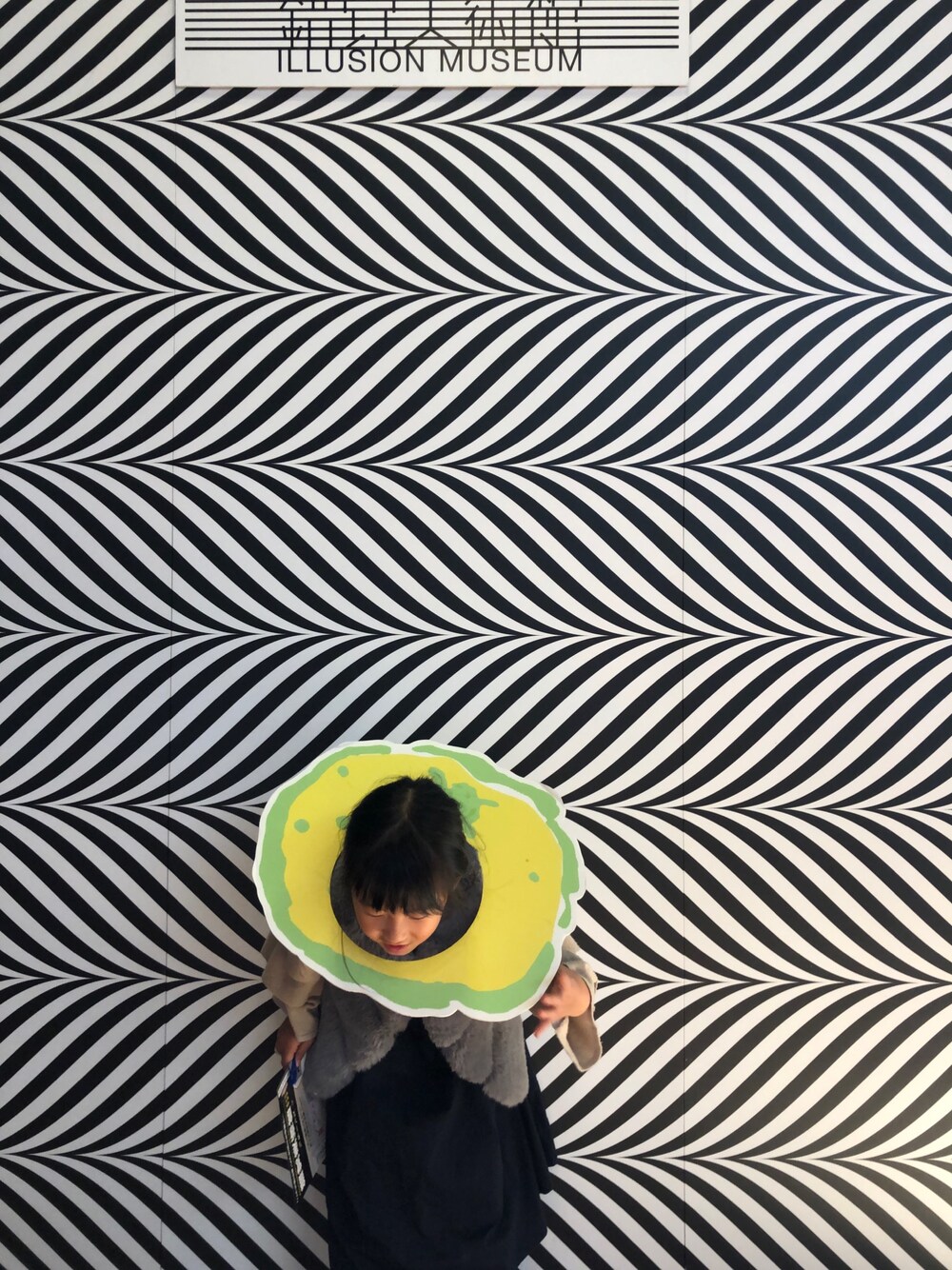 ブラック系のワンピースを着用したレディースの秋コーディネートの1枚目の写真