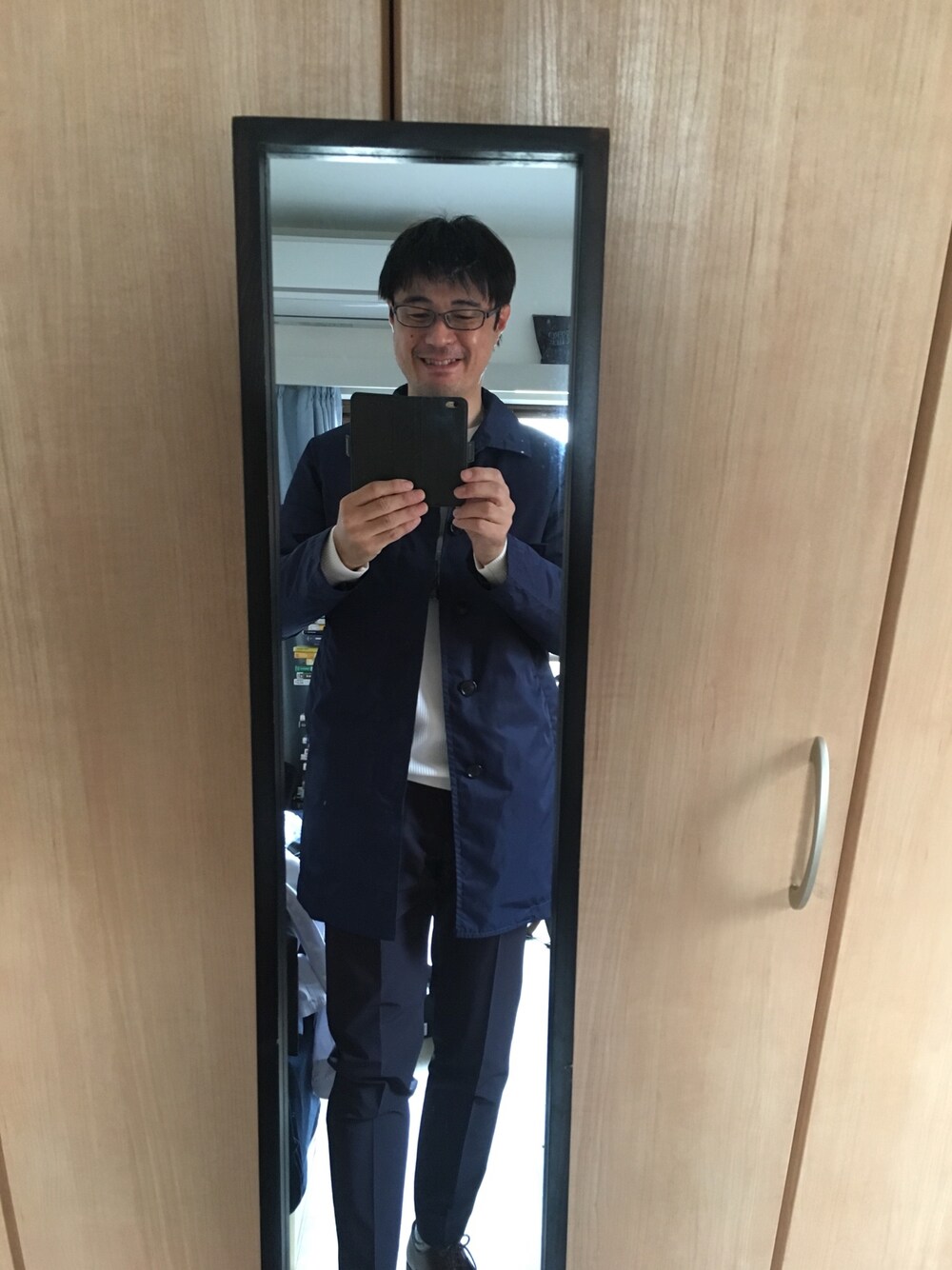 「green label relaxingのアイテム（ステンカラーコート、ブルー系）」を使った、ハルさん（メンズ・174cm）の春コーディネートの1枚目の写真