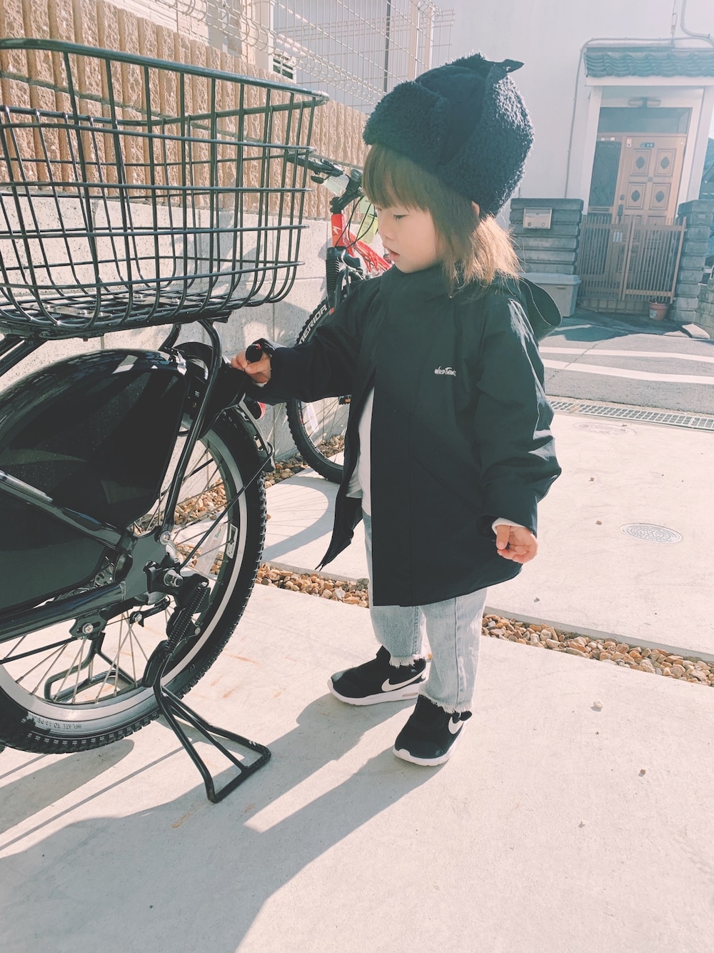 「年末WEAR感謝祭、キッズファッション、女の子コーデ、キッズコーデ、WILDTHINGS、birthday、H&M、1歳」｜「NIKEのナイキ タンジュン ベビーシューズ / NIKE TANJUN（スニーカー、ブラック系）」を使った、ran𓇗さん（レディース・80cm）の冬コーディネートの1枚目の写真