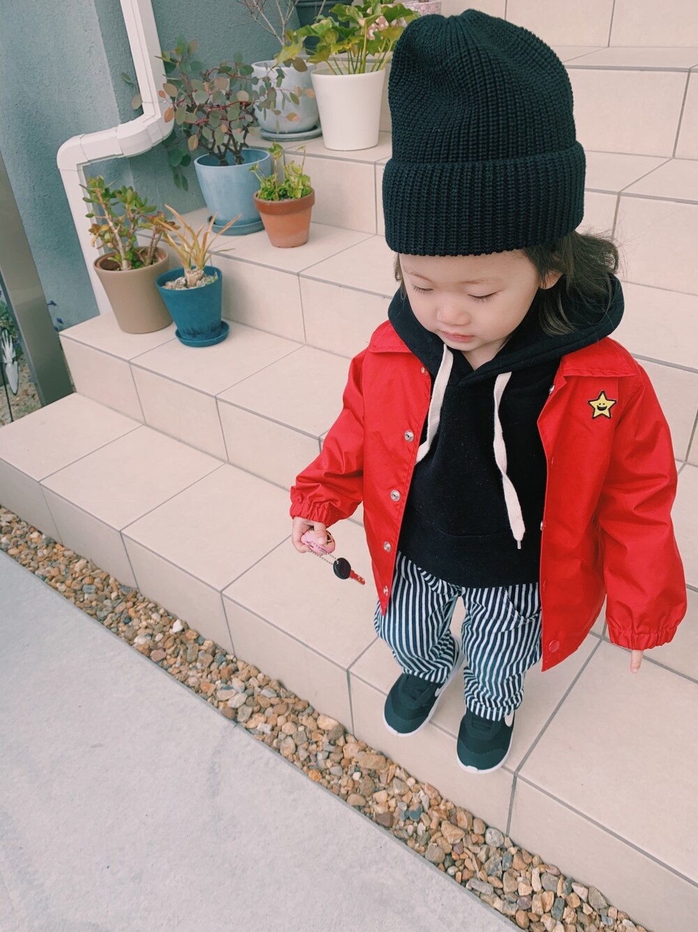 「キッズコーデ、キッズファッション、女の子コーデ、女の子、2歳、２歳1ヶ月、コーチジャケット、x-girl、ニット帽」｜「NIKEのナイキ タンジュン ベビーシューズ / NIKE TANJUN（スニーカー、ブラック系）」を使った、ran𓇗さん（レディース・80cm）の冬コーディネートの1枚目の写真