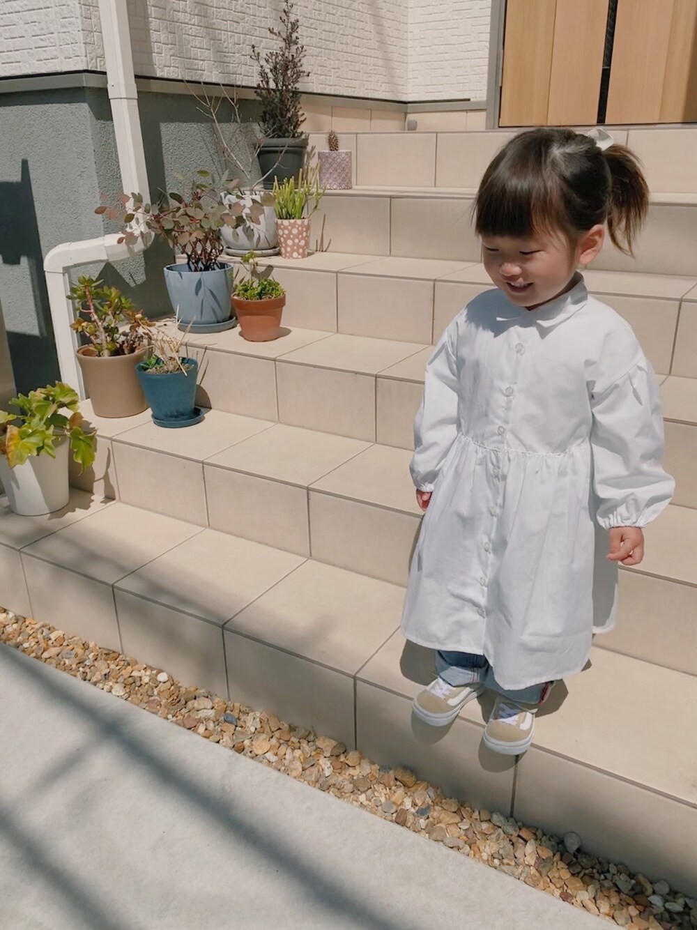 「キッズコーデ、キッズファッション、2歳、女の子コーデ、グローバルワーク(GLOBAL WORK)、VANS、シャツワンピ、デニムパンツ」｜「GLOBAL WORKの【ジュニア】ベストツキシャツワンピース/819250（シャツワンピース、ホワイト系）」を使った、ran𓇗さん（キッズ・80cm）の春コーディネートの1枚目の写真