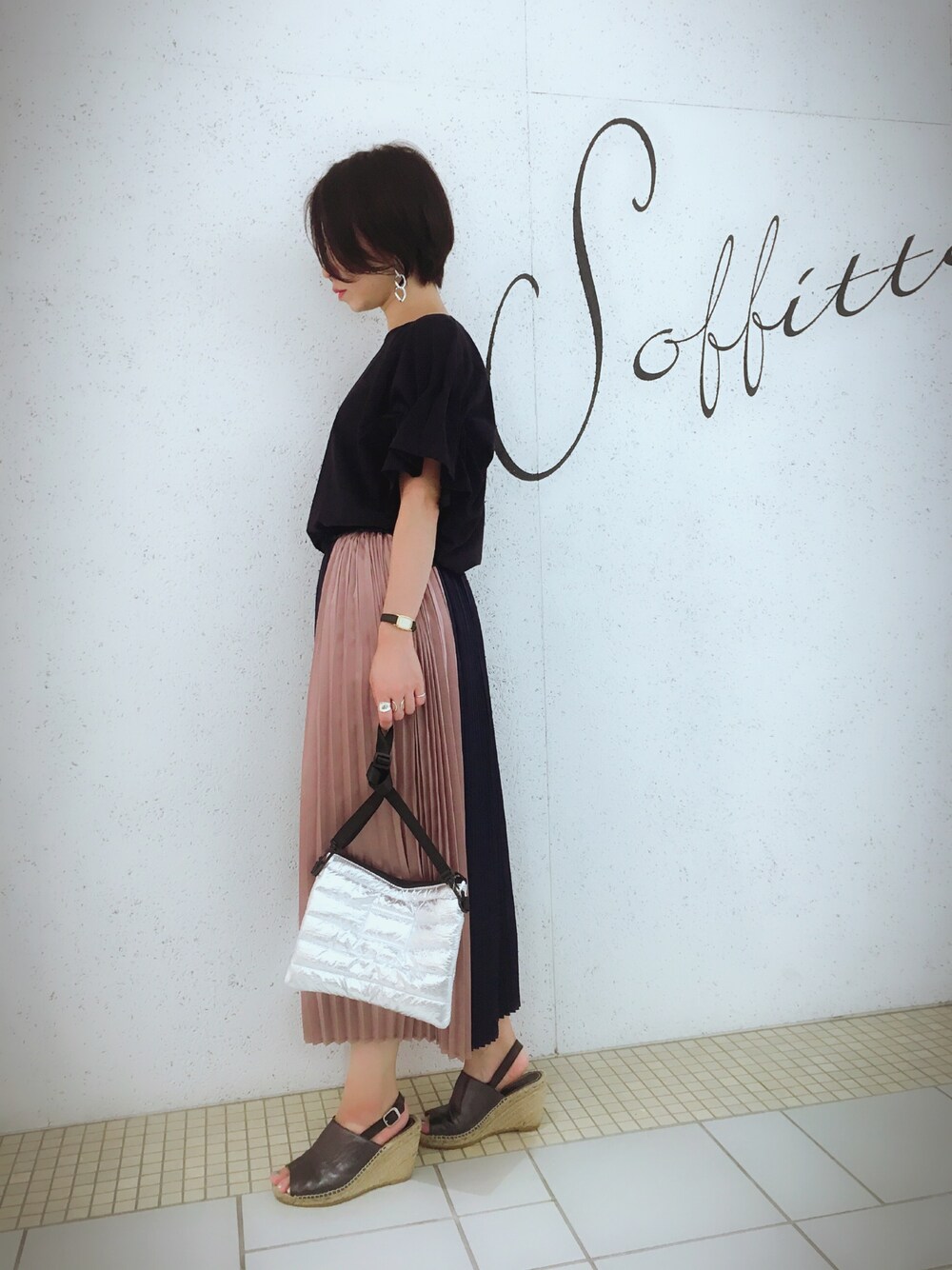 ブルー系のTシャツ/カットソー、ブルー系のスカート、ブラウン系のサンダルを着用したレディースの夏コーディネートの1枚目の写真