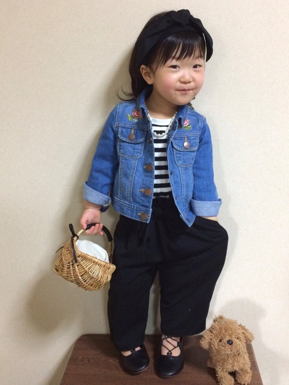 ブルー系のデニムジャケット、ブラック系のTシャツ/カットソー、ブラック系のその他パンツを着用したキッズの春コーディネートの1枚目の写真