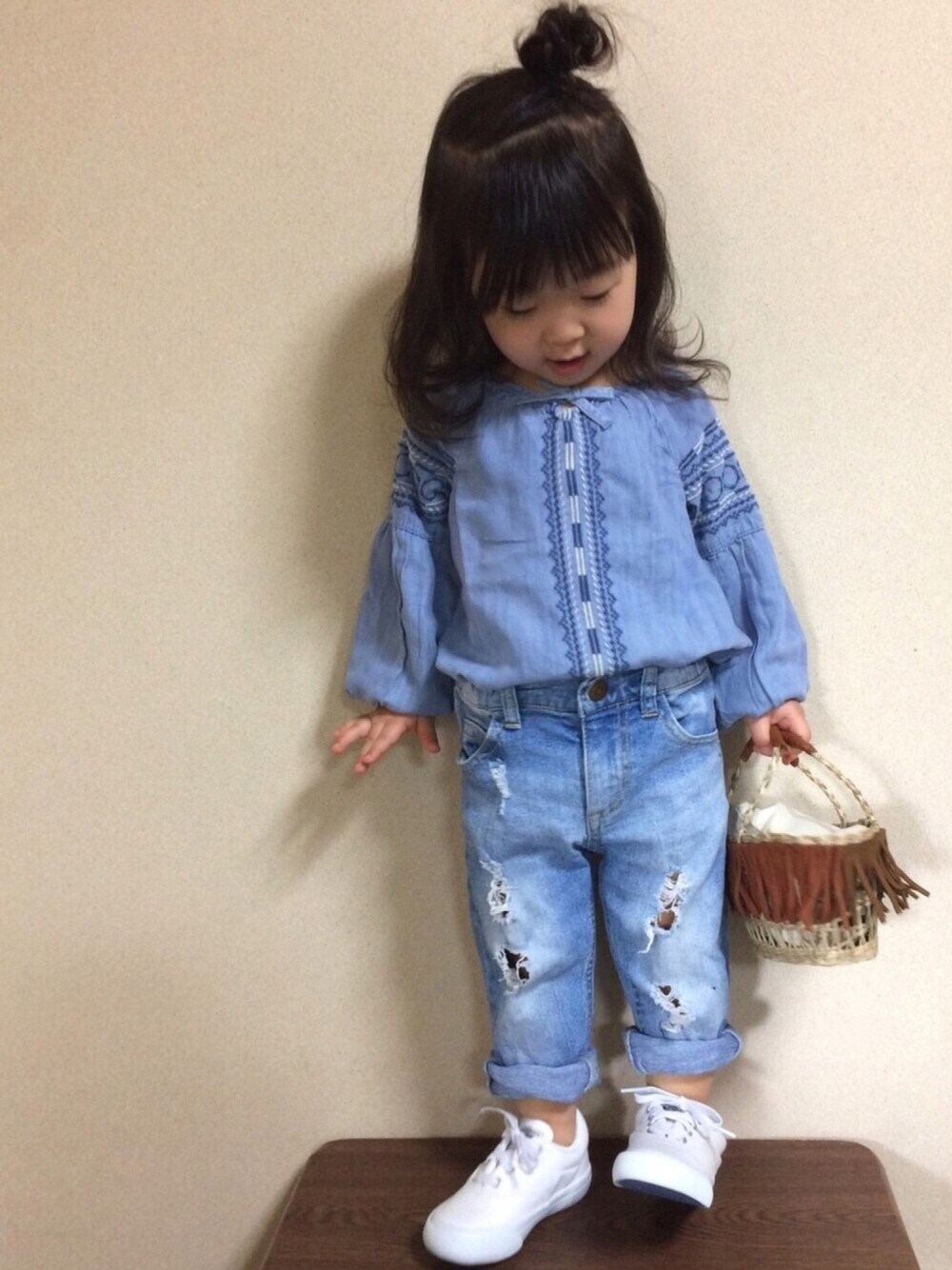 ブルー系のトップス、ブルー系のデニムパンツ、ホワイト系のスニーカーを着用したキッズの春コーディネートの1枚目の写真