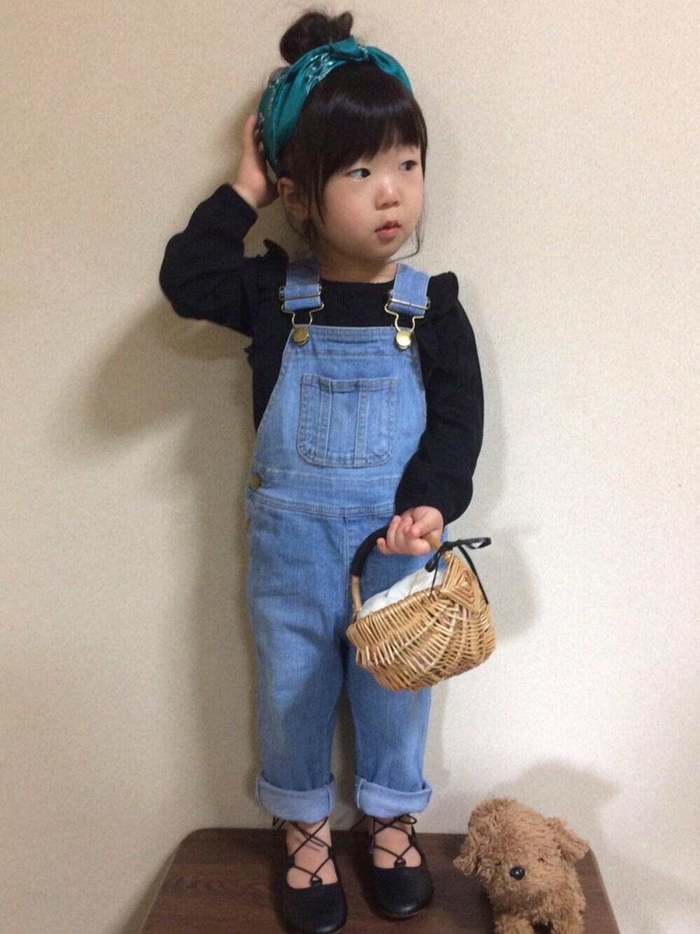 ブラック系のシャツ/ブラウス、ブルー系のサロペット/オーバーオール、ブラック系のバレエシューズを着用したキッズの春コーディネートの1枚目の写真