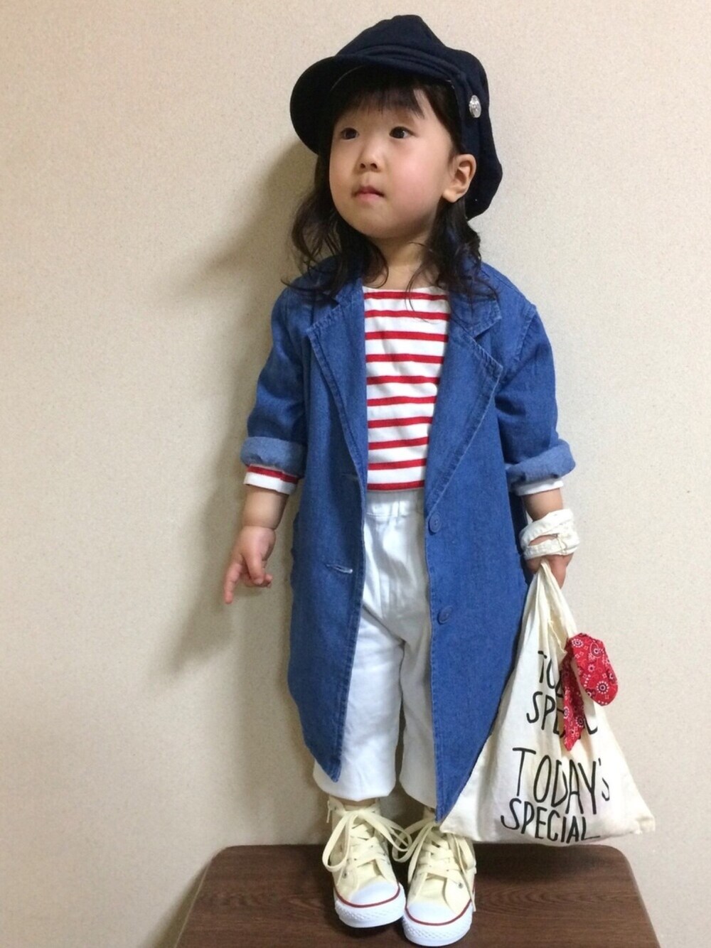 ブルー系のチェスターコート、レッド系のTシャツ/カットソー、ホワイト系のその他パンツを着用したキッズの春コーディネートの1枚目の写真