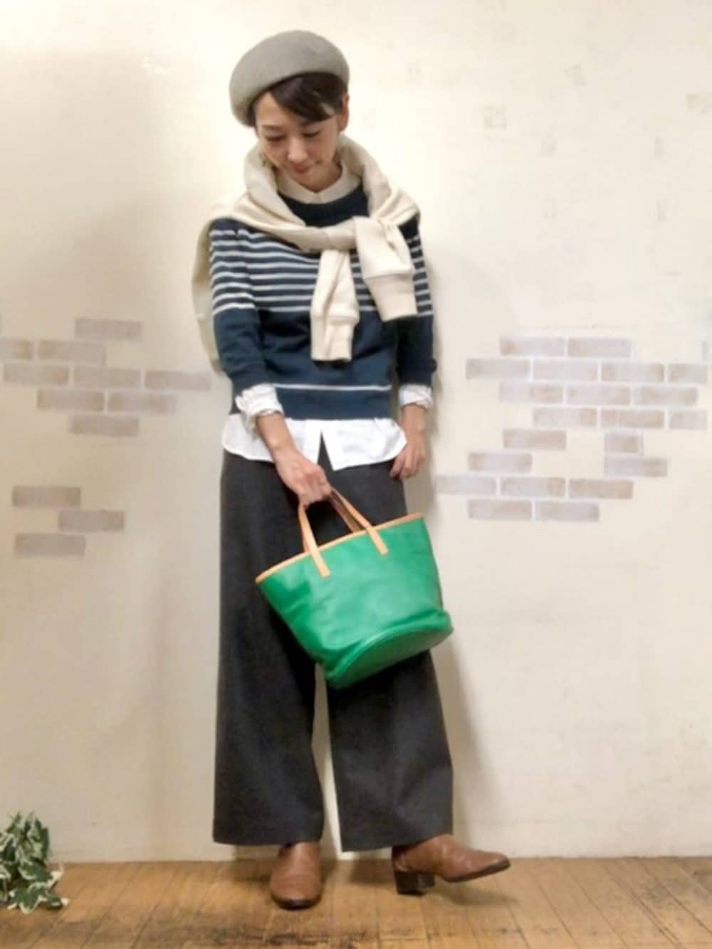 ホワイト系のパーカー、ブルー系のTシャツ/カットソー、ホワイト系のシャツ/ブラウスを着用したレディースの冬コーディネートの1枚目の写真